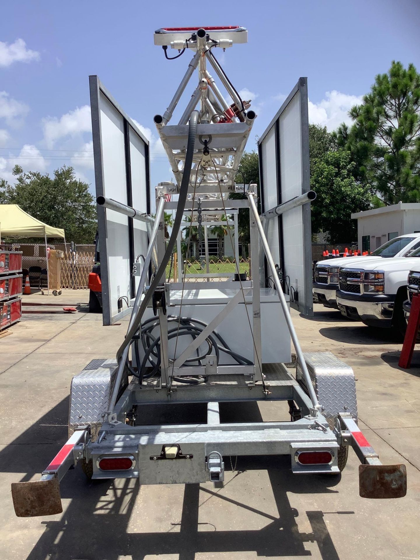 ALUMA MOBILE TOWER UNIT TRAILER WITH SUNSPARK SOLAR TYPE SMX260P ATTACHED - Image 15 of 27