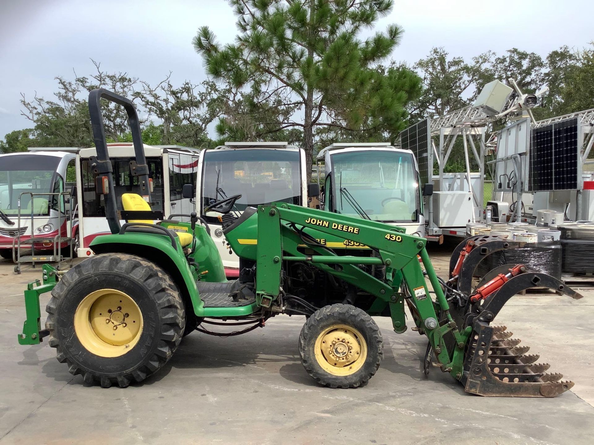 JOHN DEERE TRACTOR MODEL 4300, DIESEL, JOHN DEERE 430 QUICK ATTACH LOADER ON FRONT WITH GRAPPLE BUCK - Image 3 of 14