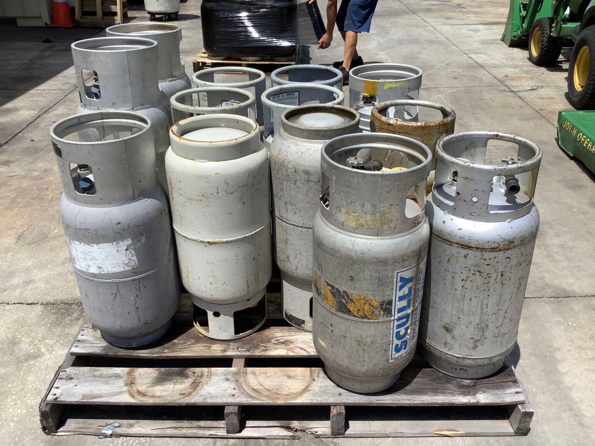 ALUMINUM & STEEL PROPANE TANKS, APPROX 13 - Image 8 of 10