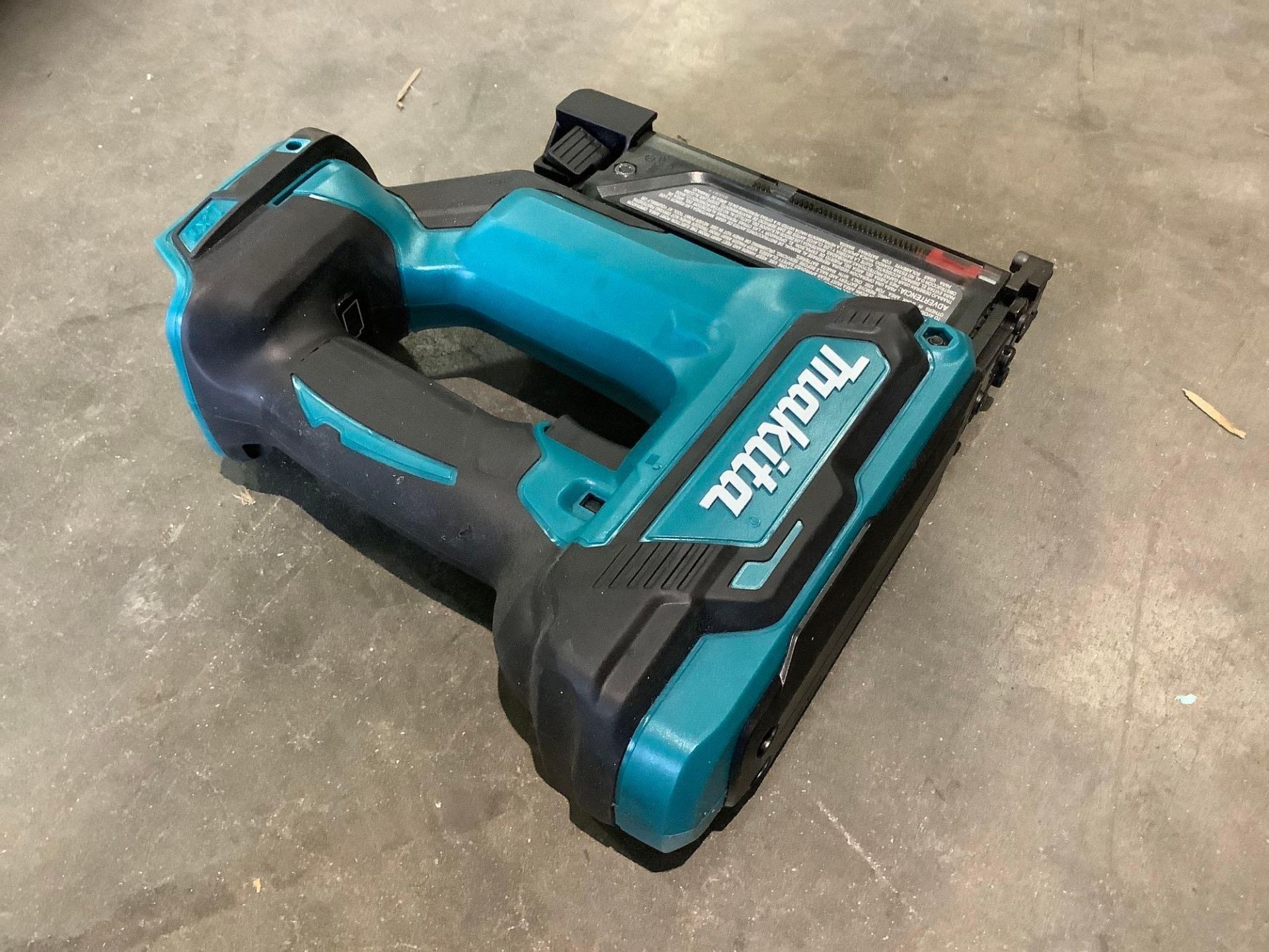 MAKITA 18V LITHIUM ION LXT CORDLESS PIN NAILER MODEL XTP02, RECONDITIONED, NO BATTERY - Image 4 of 8