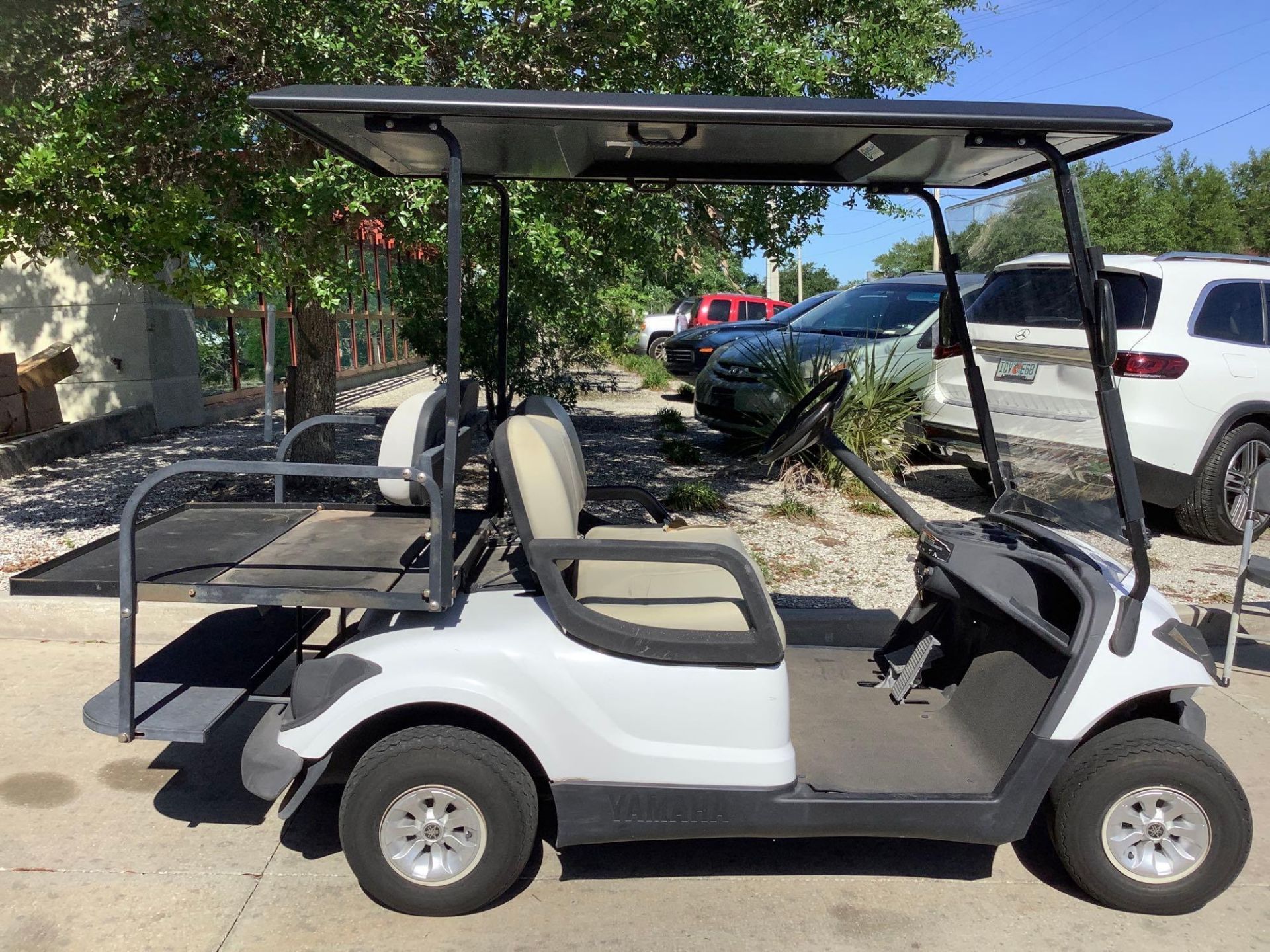 YAMAHA GOLF CART MODEL YDRE3, ELECTRIC, FLAT BED BACK, SOLAR PANEL ROOF ATTACHED, ELECTRIC , RUNS AN - Image 5 of 14