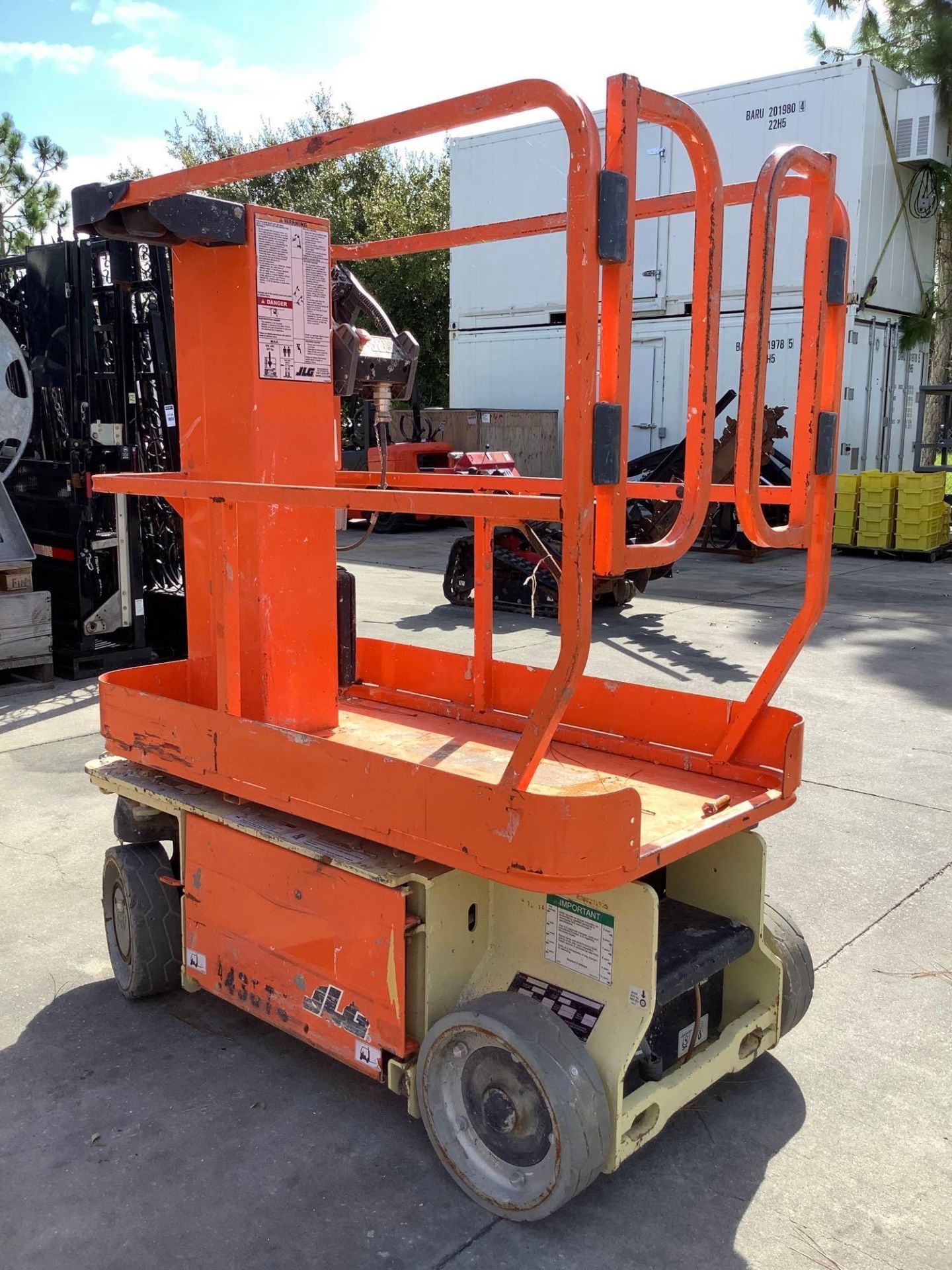 JLG MAN LIFT MODEL 1230ES, ELECTRIC, APPROX MAX PLATFORM HEIGHT 12FT, NON MARKING TIRES, BUILT IN BA - Image 9 of 15