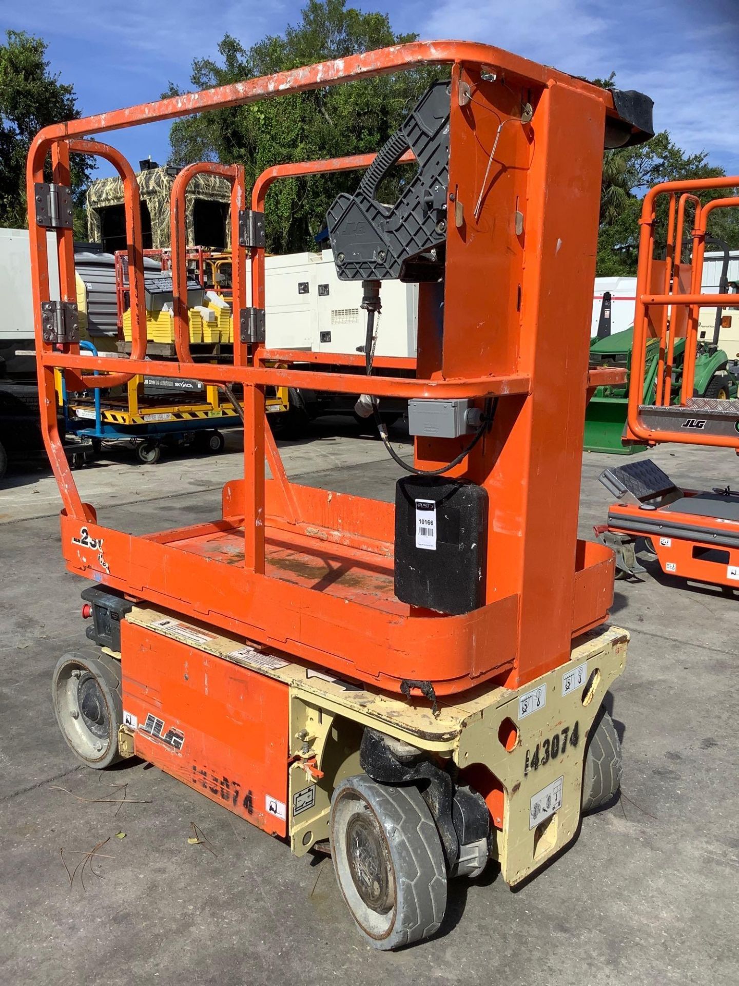JLG MAN LIFT MODEL 1230ES, ELECTRIC, APPROX MAX PLATFORM HEIGHT 12FT, NON MARKING TIRES, BUILT IN BA - Image 5 of 15