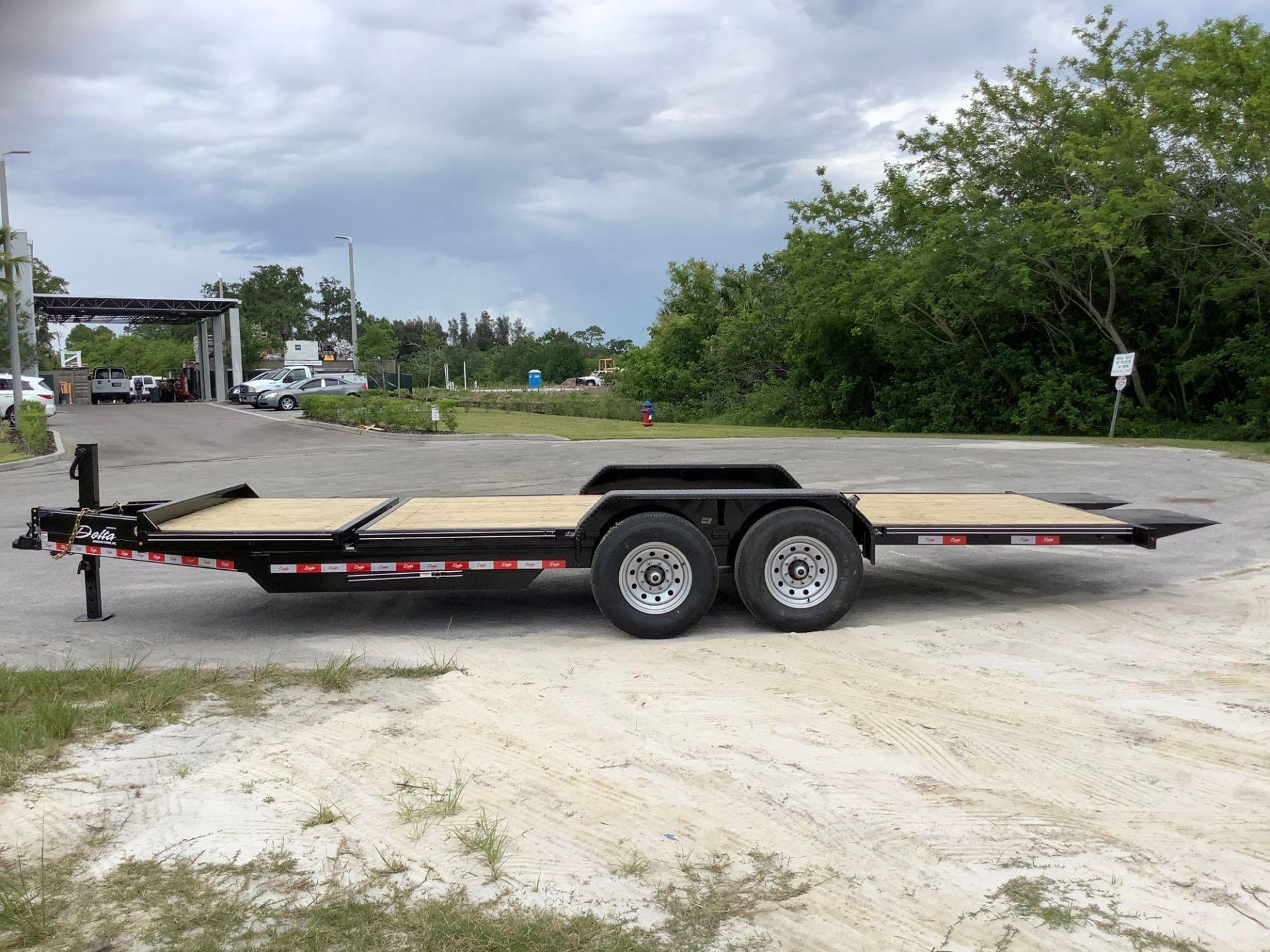 ***UNUSED 2022 DELTA TILT TRAILER, APPROX GVWR 14000LBS, APPROX 22FT LONG x 82” WIDE, ELECTRIC BRAKE - Image 2 of 18