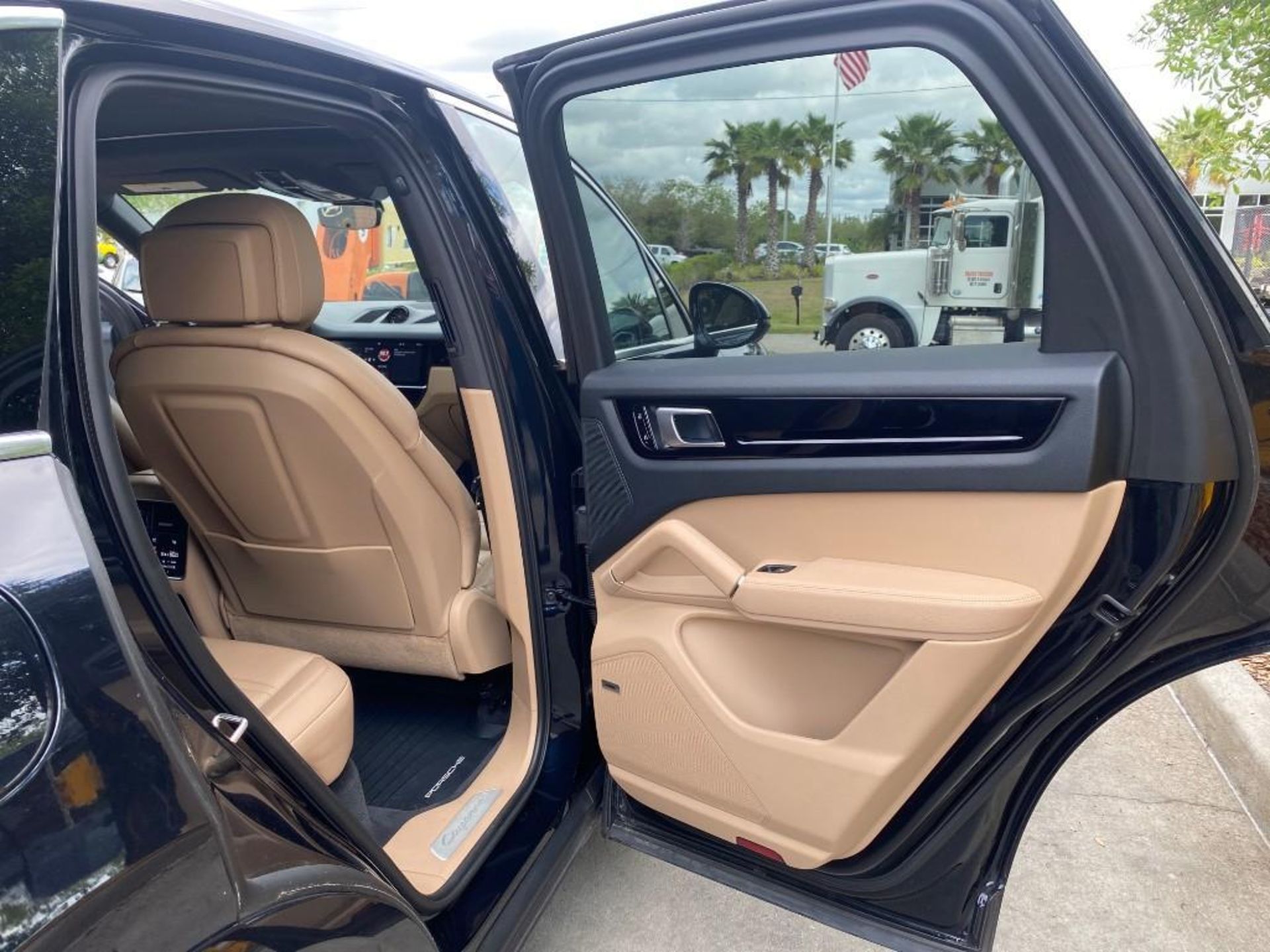 ***2019 PORSCHE CAYENNE S AWD SUV, LEATHER SEATS, MOON ROOF, A/C & HEATED SEATS, 2 KEYS INCLUDED - Image 38 of 47