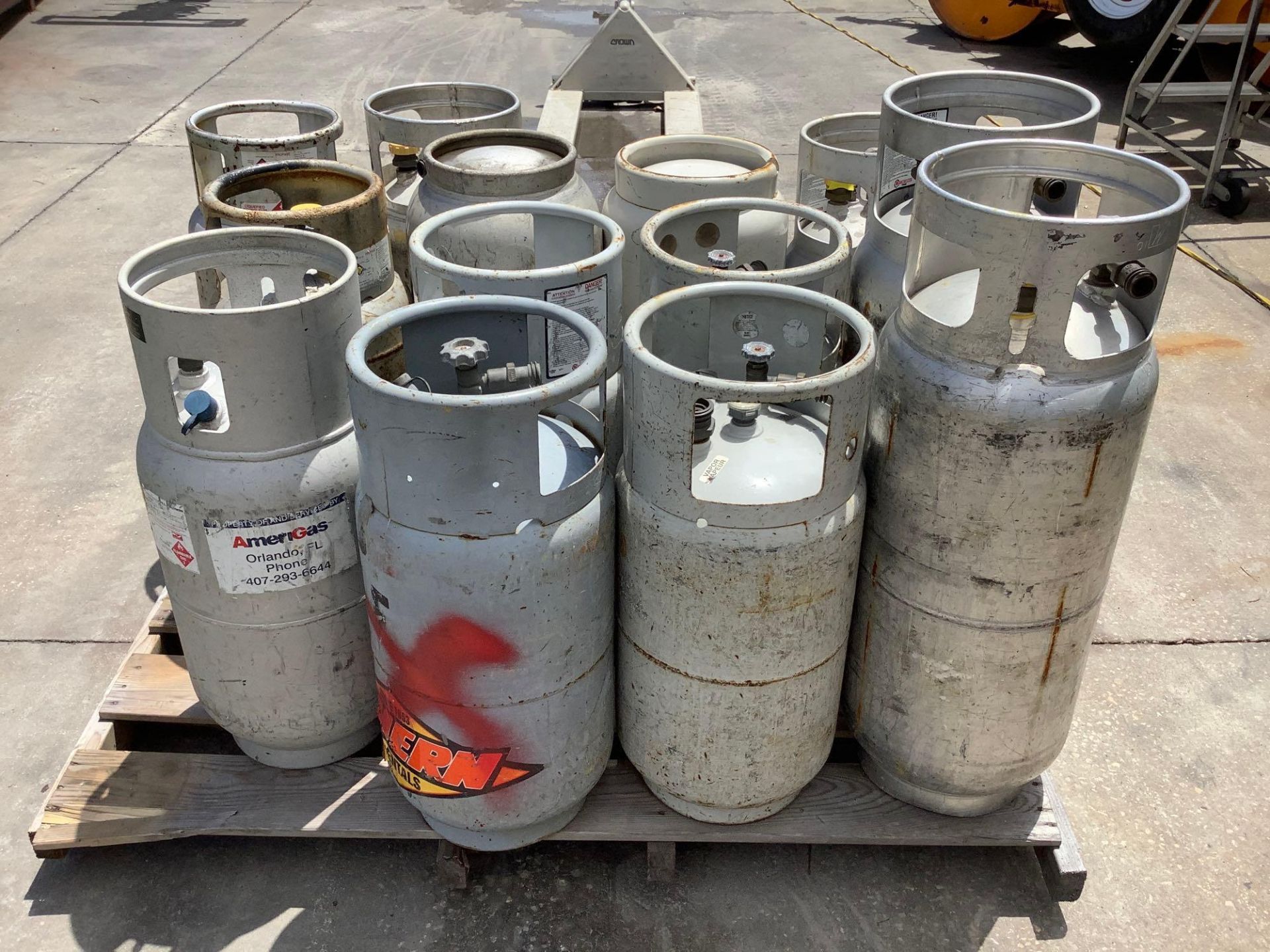 ALUMINUM & STEEL PROPANE TANKS, APPROX 13 - Image 3 of 10