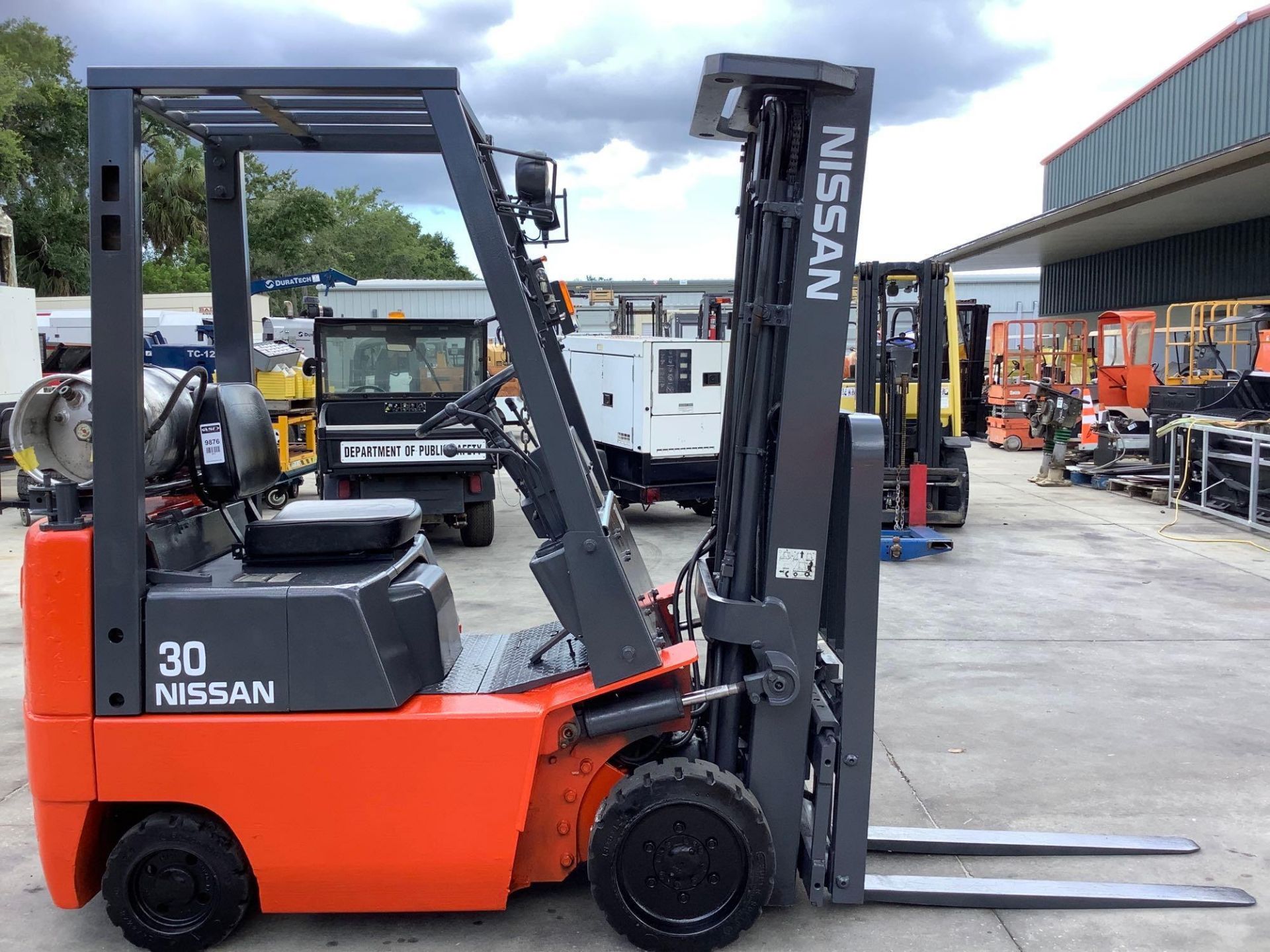 NISSAN OPTIMUM 30 FORKLIFT MODEL CPJ01A15PV, LP POWERED, APPROX MAX CAPACITY 3000LBS, APPROX MAX HEI - Image 9 of 17