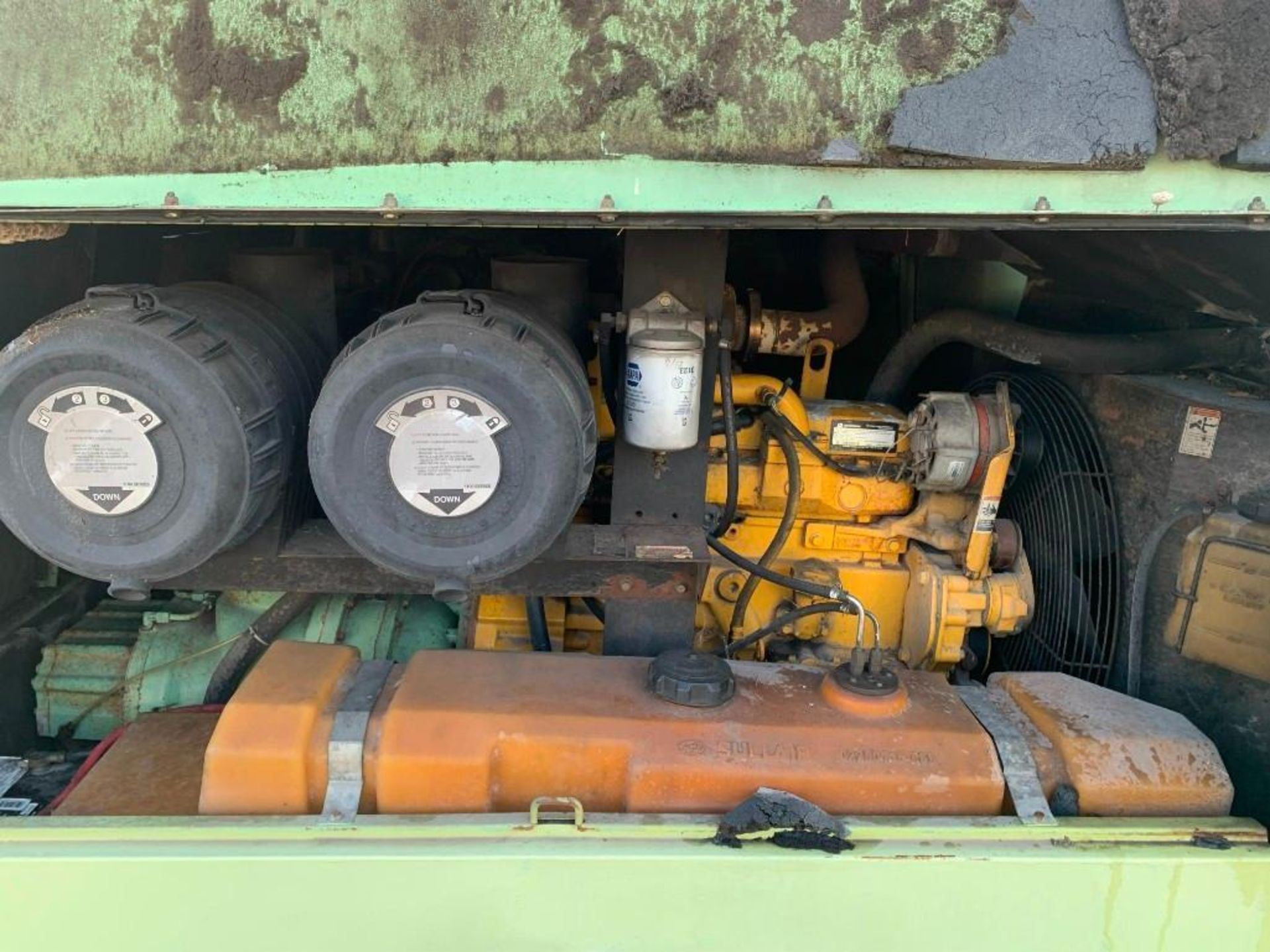 SULLAIR 375 AIR COMPRESSOR, DIESEL, JOHN DEERE ENGINE, TOW BEHIND, BILL OF SALE ONLY , CONDITION UNK - Image 5 of 12