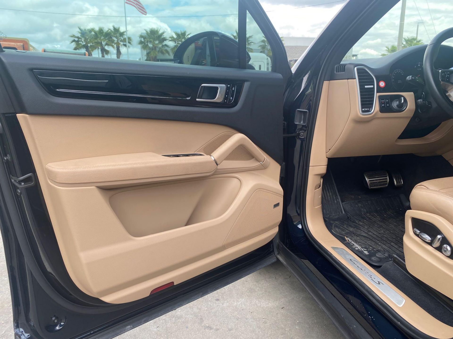 ***2019 PORSCHE CAYENNE S AWD SUV, LEATHER SEATS, MOON ROOF, A/C & HEATED SEATS, 2 KEYS INCLUDED - Image 18 of 47