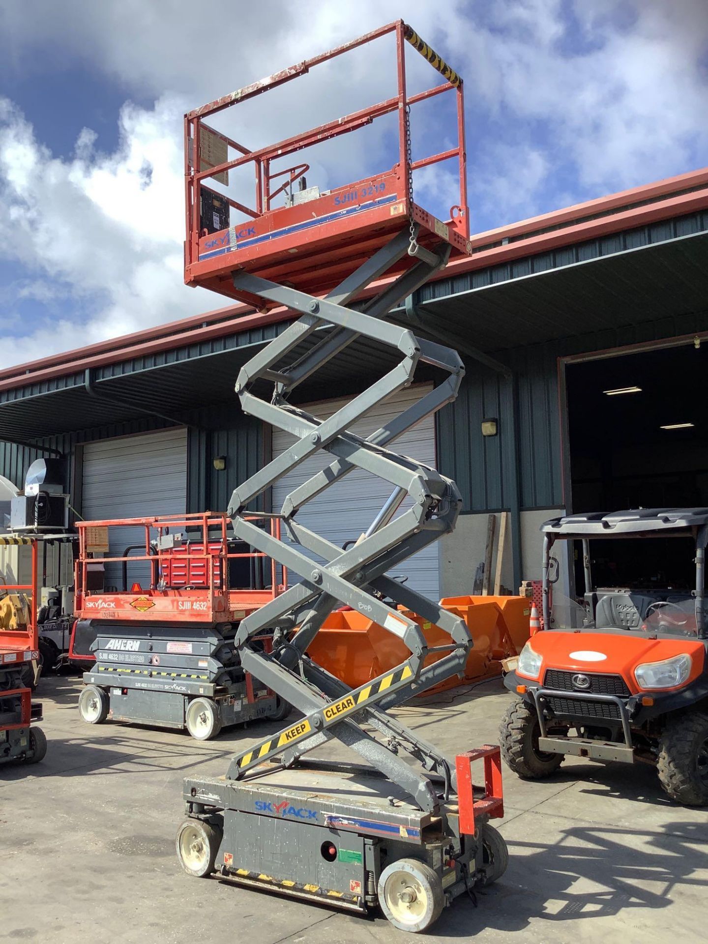 SKYJACK SCISSOR LIFT MODEL SJIII 3219, ELECTRIC, APPROX MAX PLATFORM HEIGHT 19FT, BUILT IN BATTERY C - Image 8 of 12