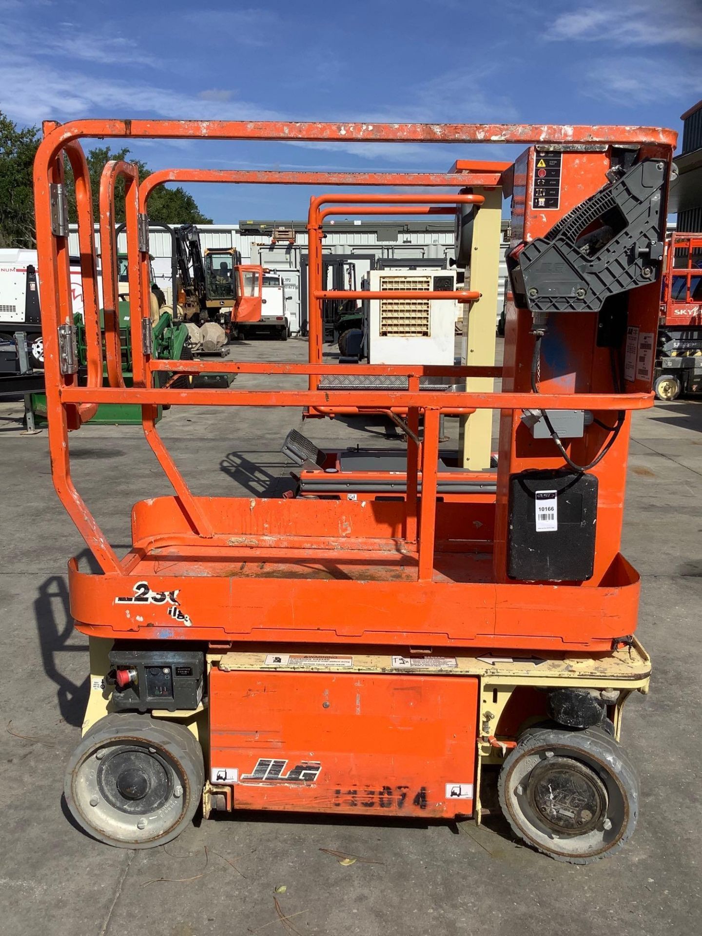 JLG MAN LIFT MODEL 1230ES, ELECTRIC, APPROX MAX PLATFORM HEIGHT 12FT, NON MARKING TIRES, BUILT IN BA - Image 2 of 15