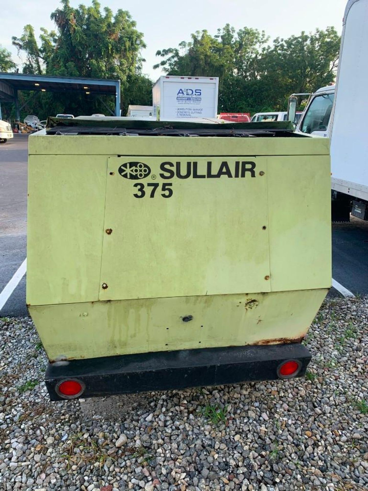 SULLAIR 375 AIR COMPRESSOR, DIESEL, JOHN DEERE ENGINE, TOW BEHIND, BILL OF SALE ONLY , CONDITION UNK - Image 4 of 12