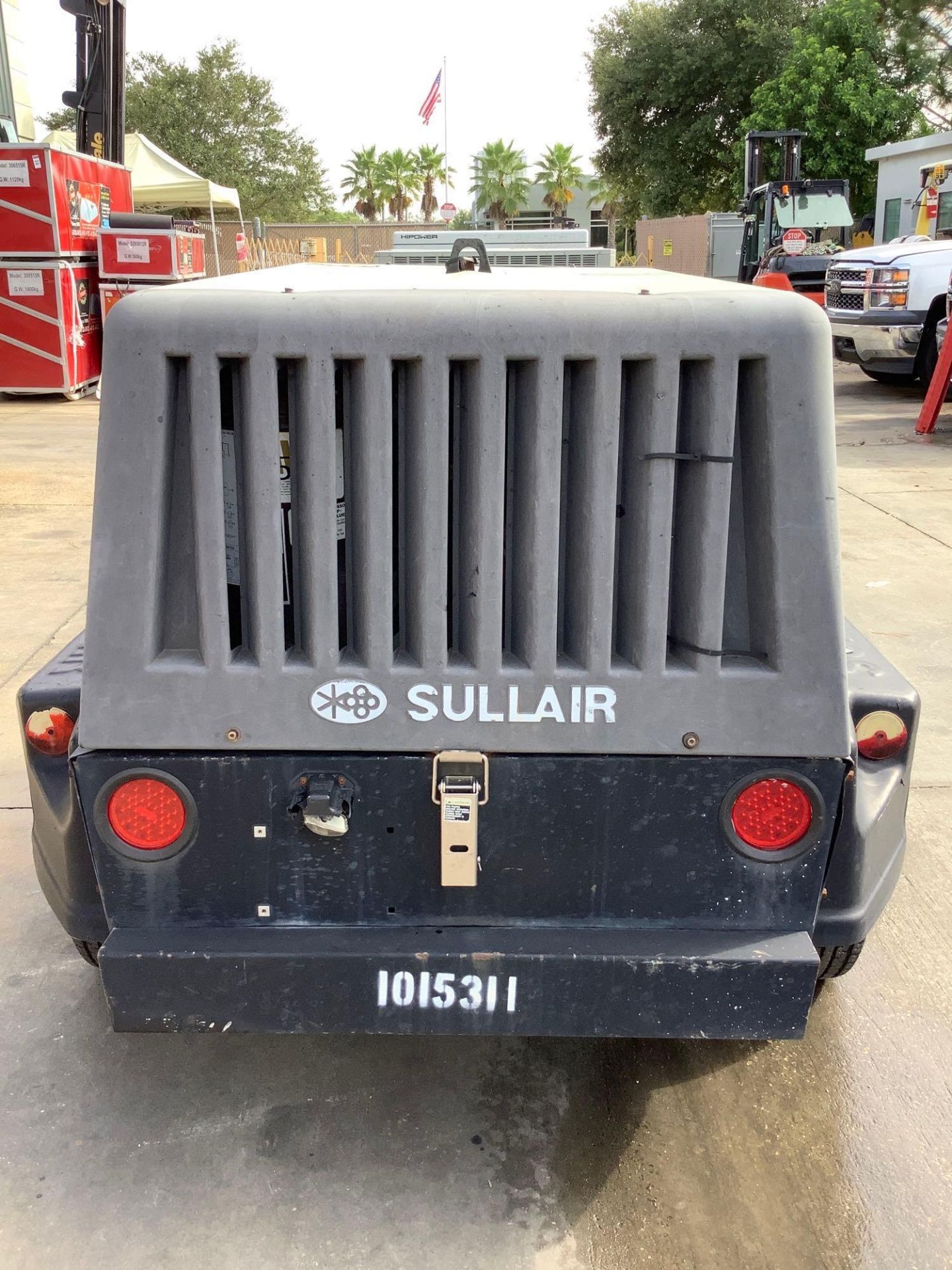 SULLAIR AIR COMPRESSOR MODEL 185 JD, DIESEL, JOHN DEERE ENGINE, TOW BEHIND, APPROX RATED CAPACITY 18 - Image 6 of 24