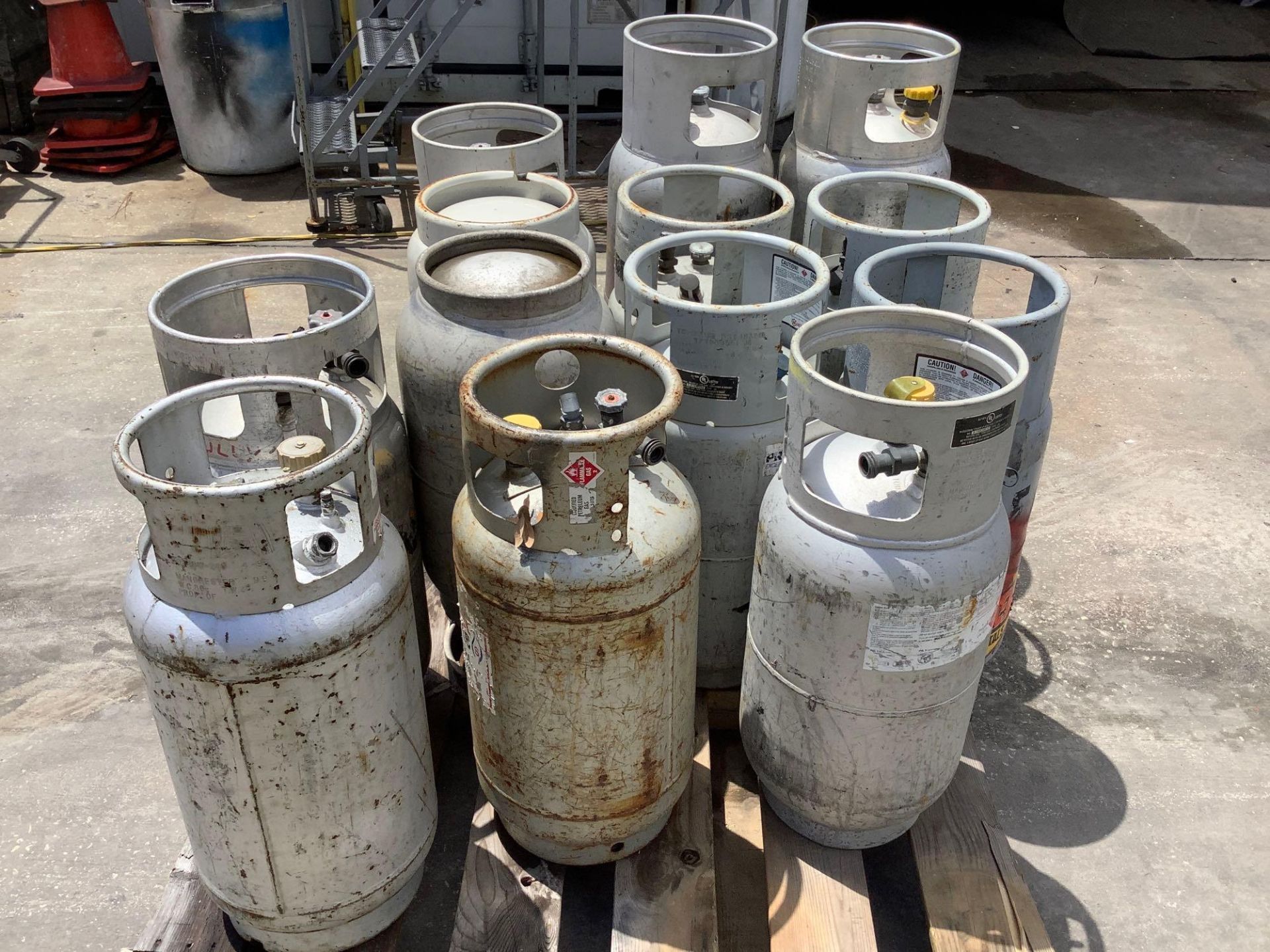 ALUMINUM & STEEL PROPANE TANKS, APPROX 13 - Image 2 of 10