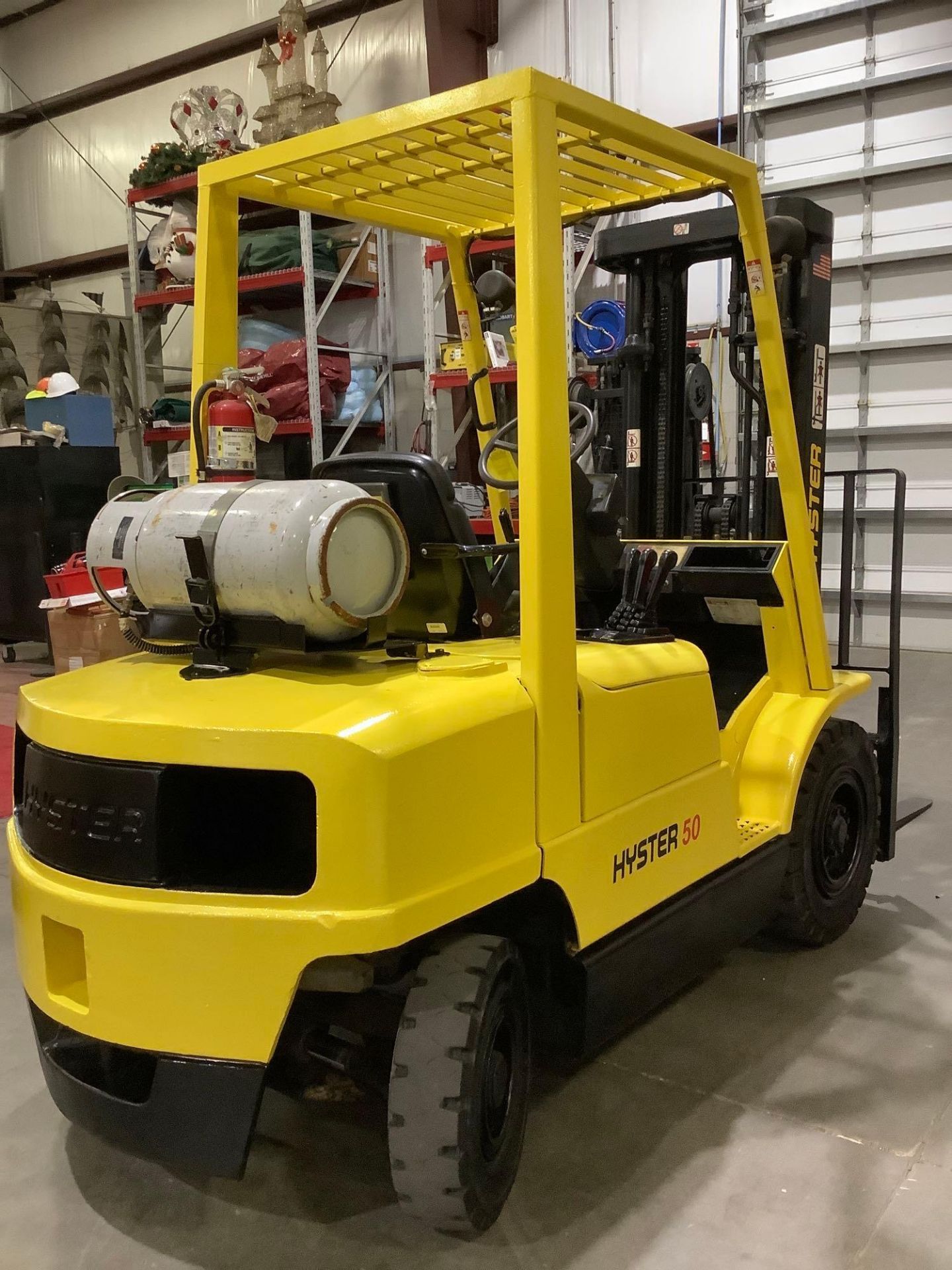 HYSTER FORKLIFT MODEL H50XM, LP POWERED, APPROX MAX CAPACITY 5000LBS, APPROX MAX HEIGHT 181in, TILT, - Image 6 of 14