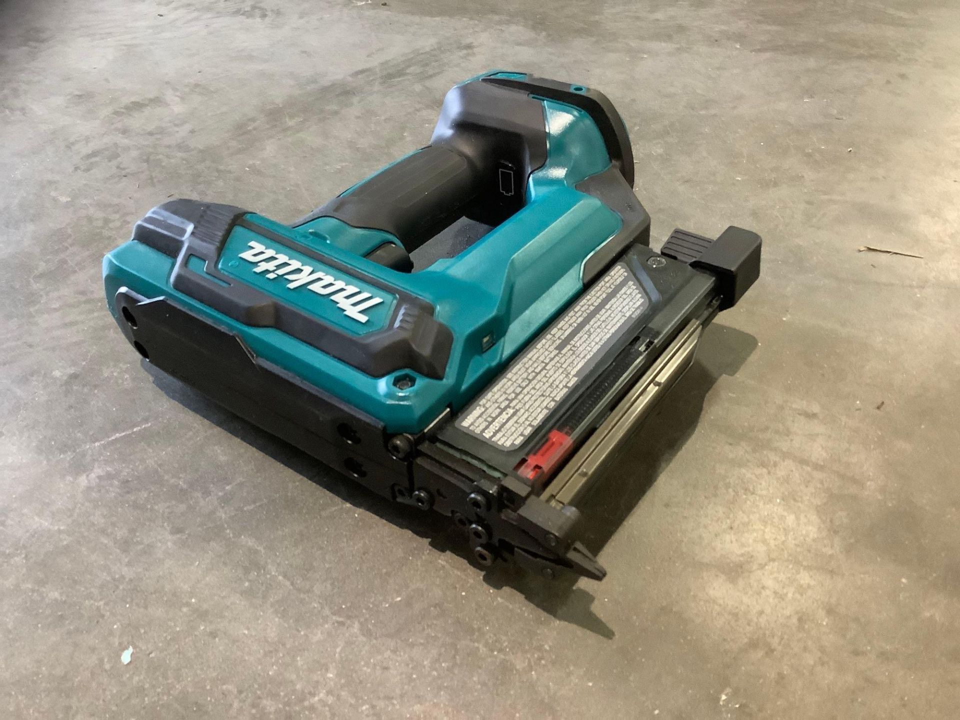 MAKITA 18V LITHIUM ION LXT CORDLESS PIN NAILER MODEL XTP02, RECONDITIONED, NO BATTERY - Image 3 of 8