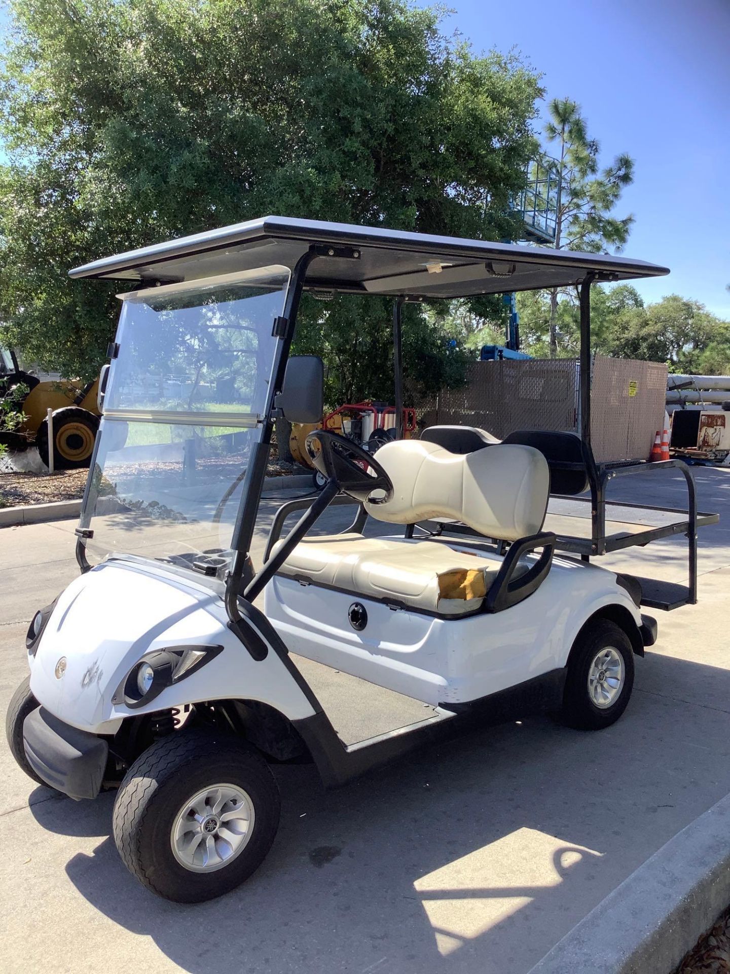 YAMAHA GOLF CART MODEL YDRE3, ELECTRIC, FLAT BED BACK, SOLAR PANEL ROOF ATTACHED, ELECTRIC , RUNS AN