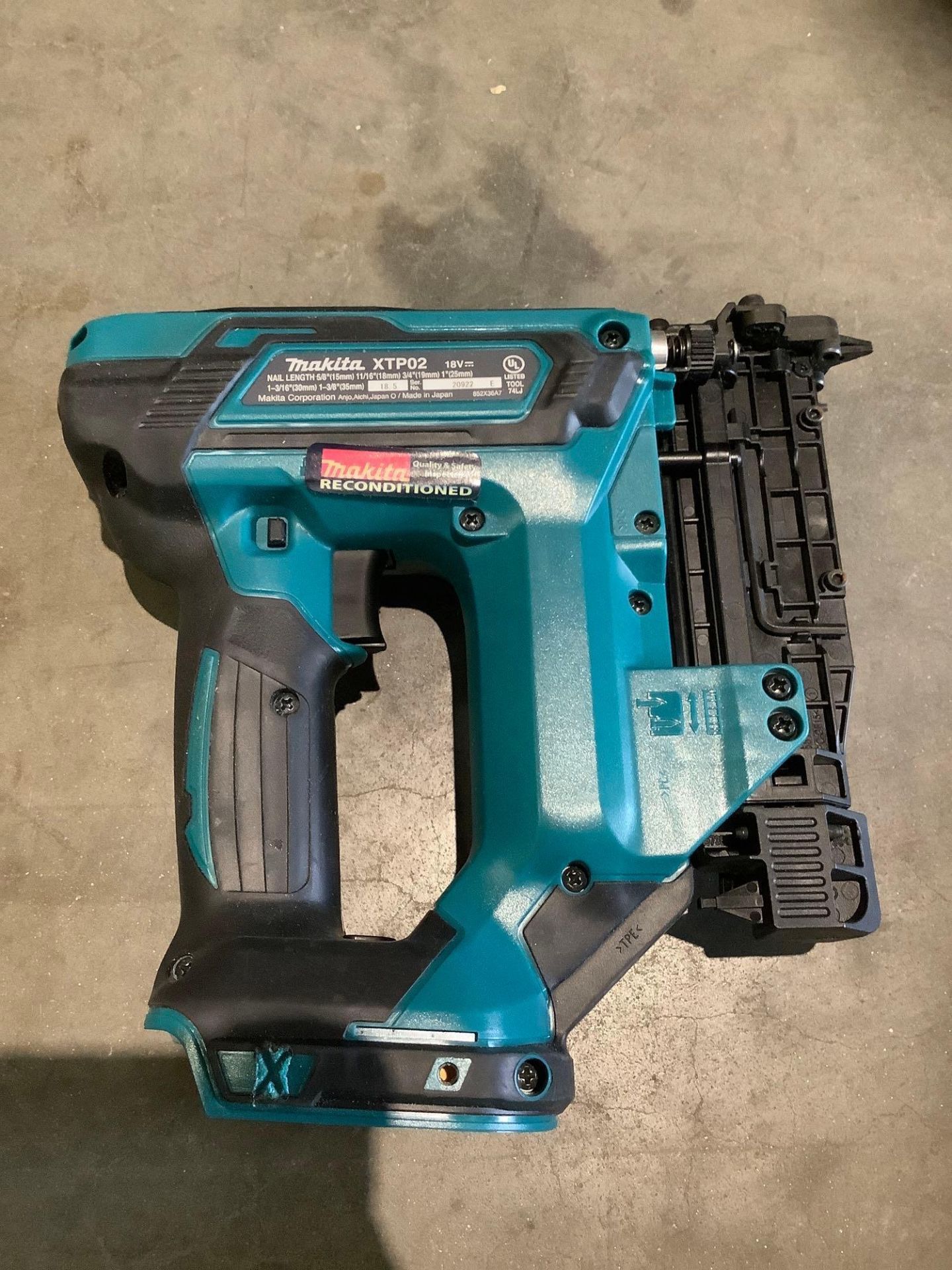 MAKITA 18V LITHIUM ION LXT CORDLESS PIN NAILER MODEL XTP02, RECONDITIONED, NO BATTERY - Image 5 of 8