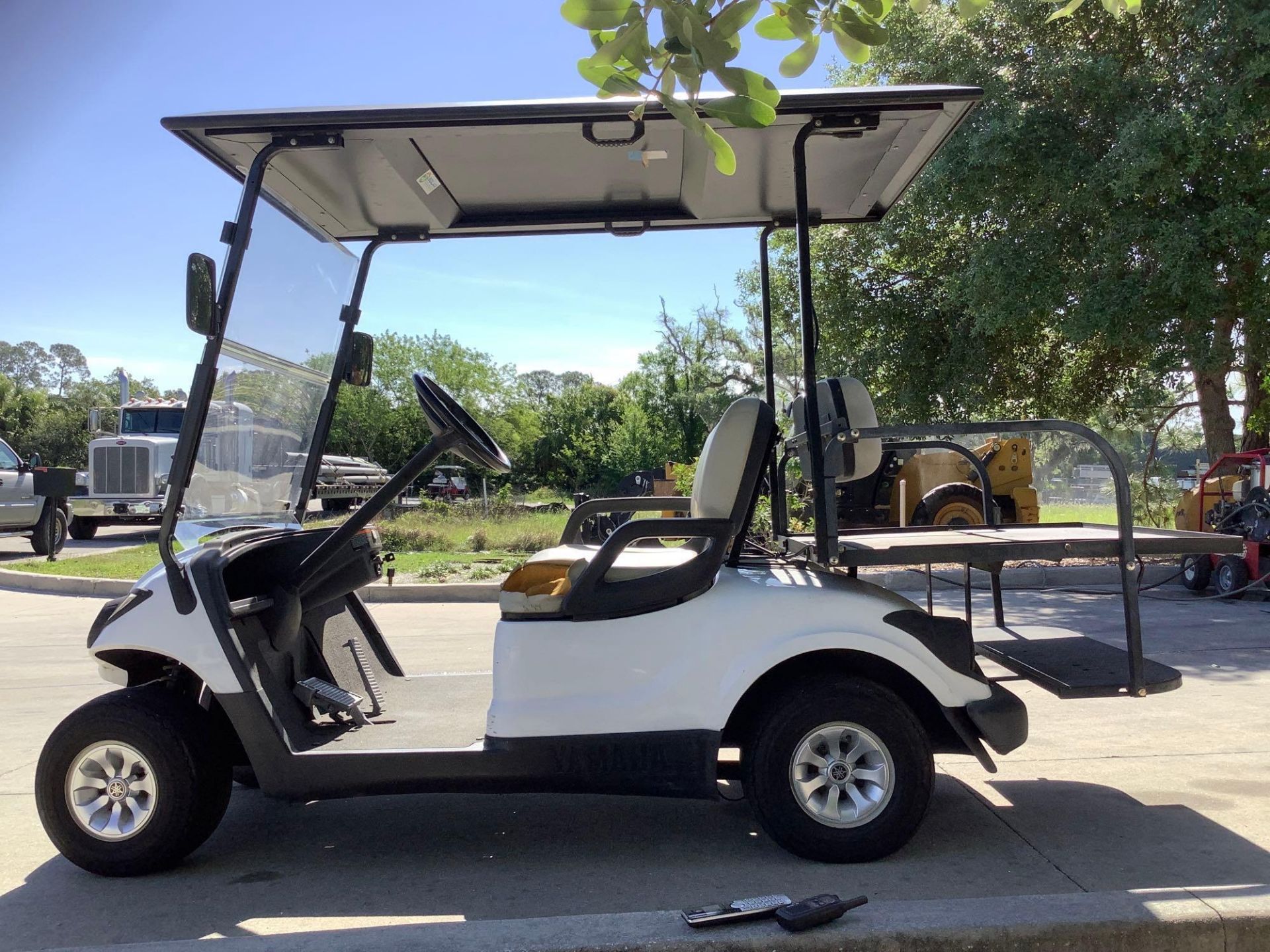YAMAHA GOLF CART MODEL YDRE3, ELECTRIC, FLAT BED BACK, SOLAR PANEL ROOF ATTACHED, ELECTRIC , RUNS AN - Image 2 of 14