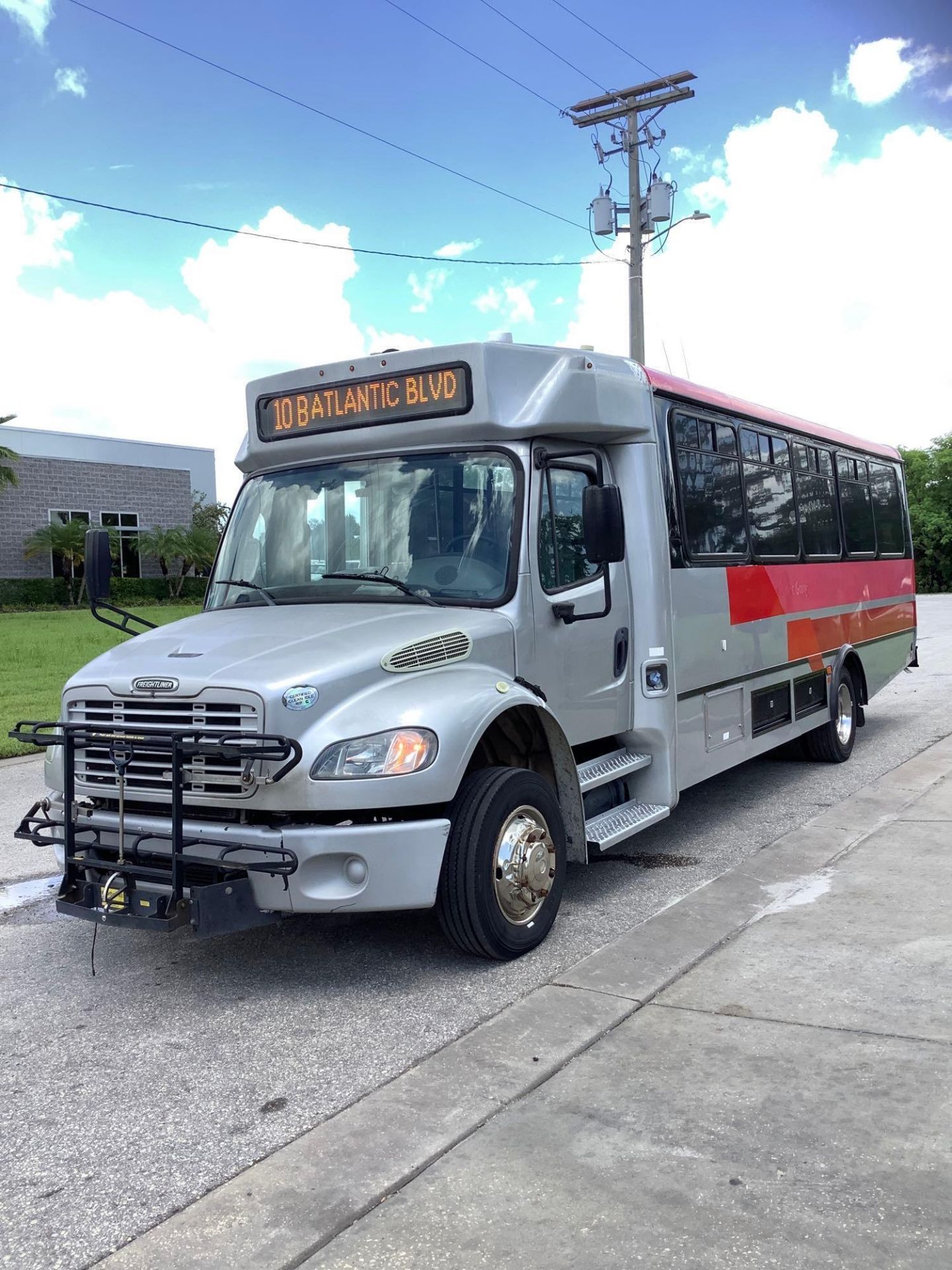 ***2013 FREIGHTLINER M2 106 BUS, DIESEL, AUTOMATIC, APPROX GVWR 26,000 LBS, DUAL REAR AC, RICON POWE - Image 2 of 66