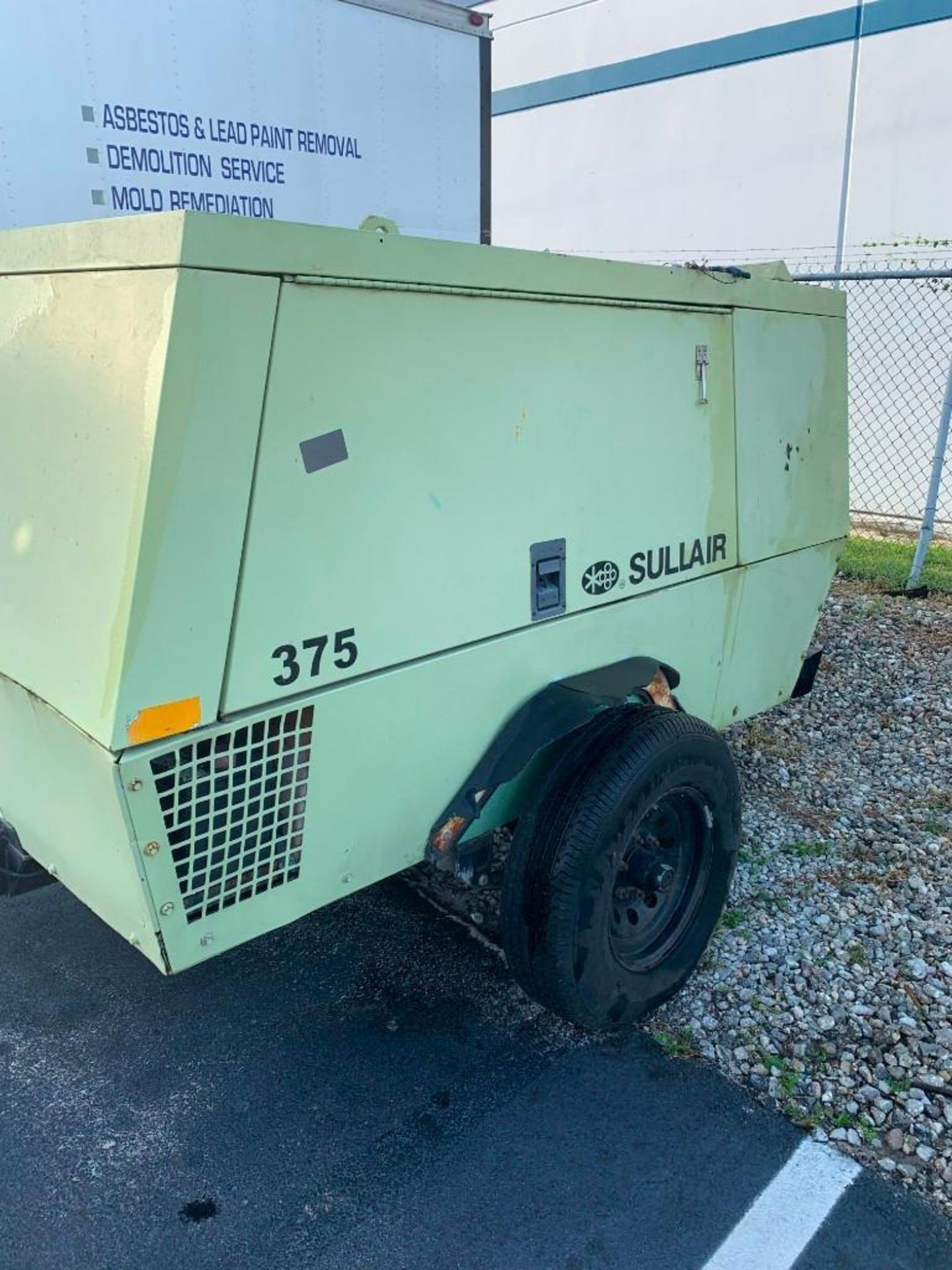 SULLAIR 375 AIR COMPRESSOR, DIESEL, JOHN DEERE ENGINE, TOW BEHIND, BILL OF SALE ONLY , CONDITION UNK - Image 3 of 12