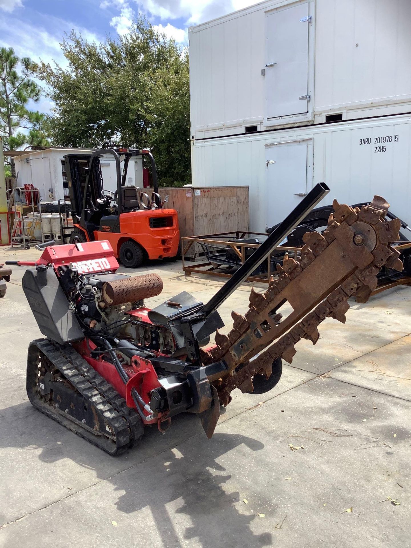 BARRETO 2324-TK WALK BEHIND TRENCHER , GAS POWERED, HONDA MOTOR, BLADE APPROX 36”, RUBBER TRACKS, RU - Image 7 of 16