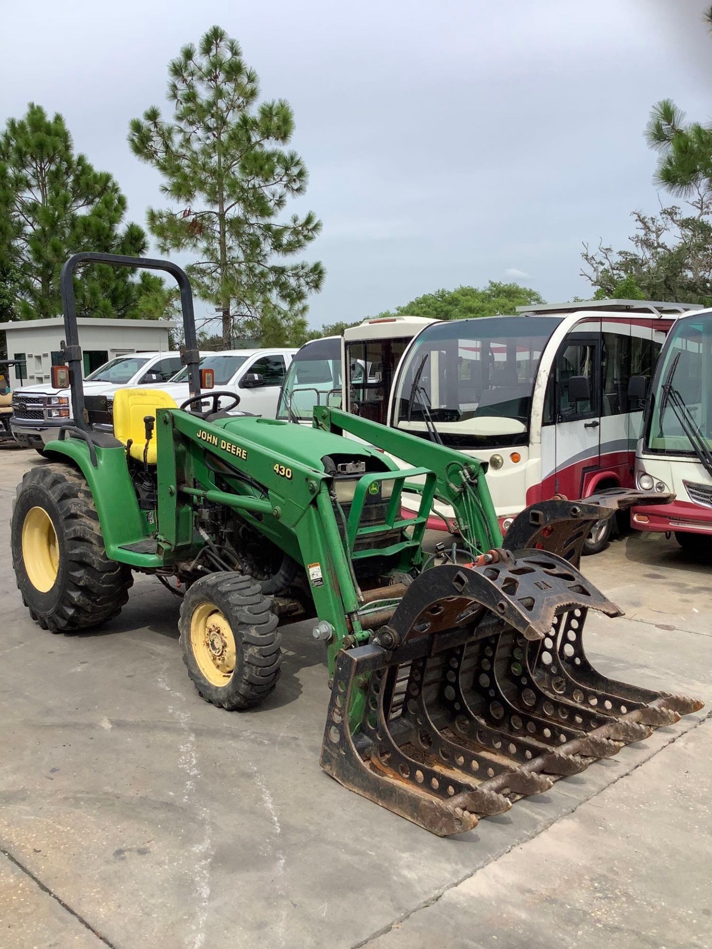 JOHN DEERE TRACTOR MODEL 4300, DIESEL, JOHN DEERE 430 QUICK ATTACH LOADER ON FRONT WITH GRAPPLE BUCK - Image 5 of 14