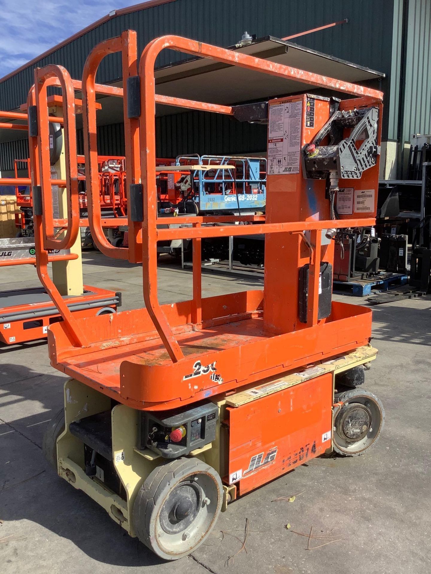 JLG MAN LIFT MODEL 1230ES, ELECTRIC, APPROX MAX PLATFORM HEIGHT 12FT, NON MARKING TIRES, BUILT IN BA