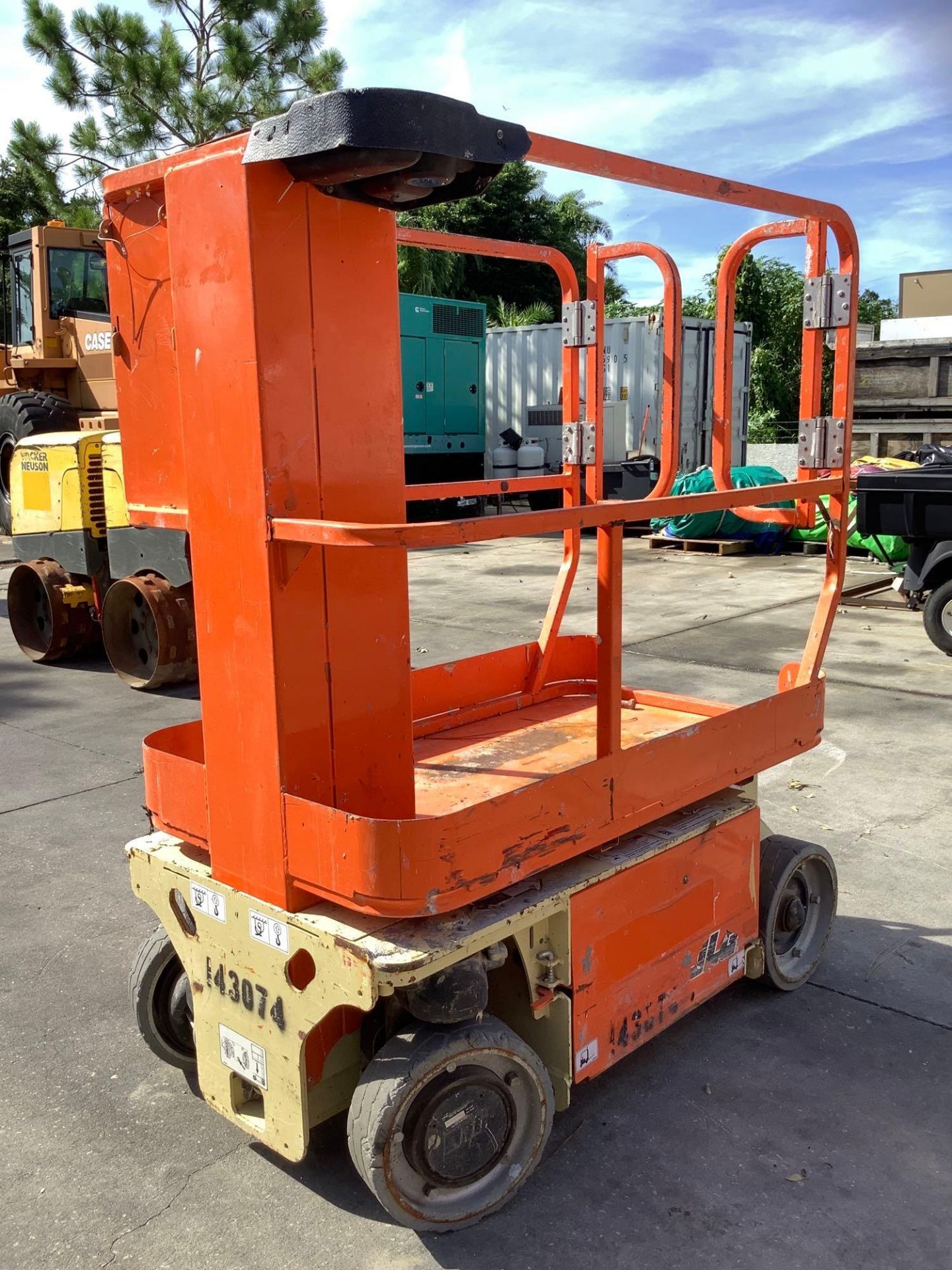 JLG MAN LIFT MODEL 1230ES, ELECTRIC, APPROX MAX PLATFORM HEIGHT 12FT, NON MARKING TIRES, BUILT IN BA - Image 7 of 15
