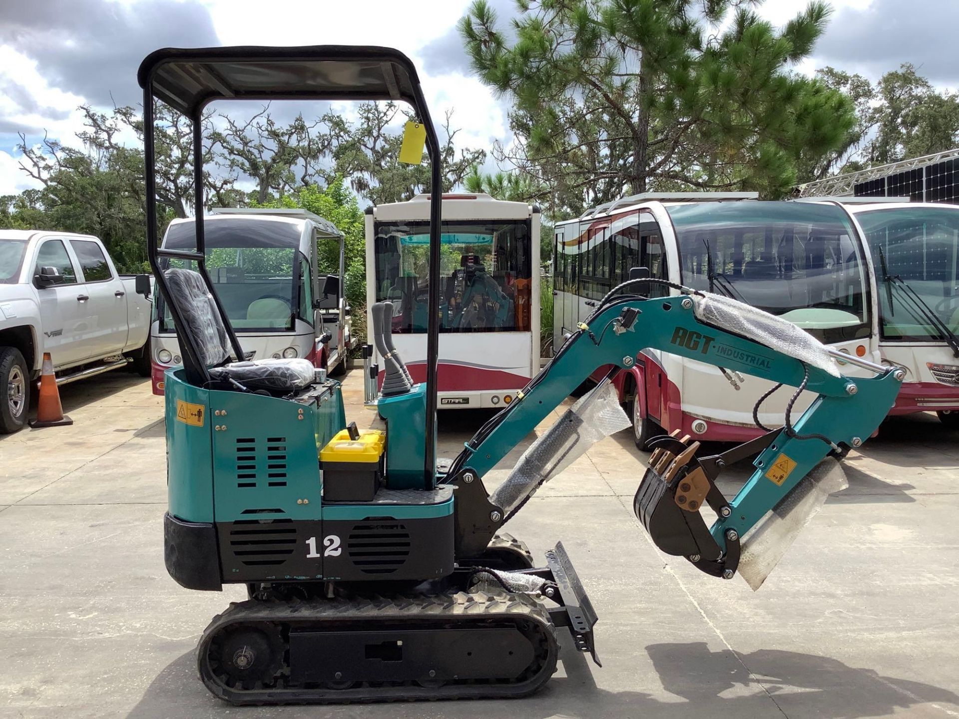 2022 AGROTK MINI EXCAVATOR MODEL H12, GAS POWERED, RUBBER TRACKS, BUCKET WITH TEETH & THUMB ATTACHME - Image 4 of 21