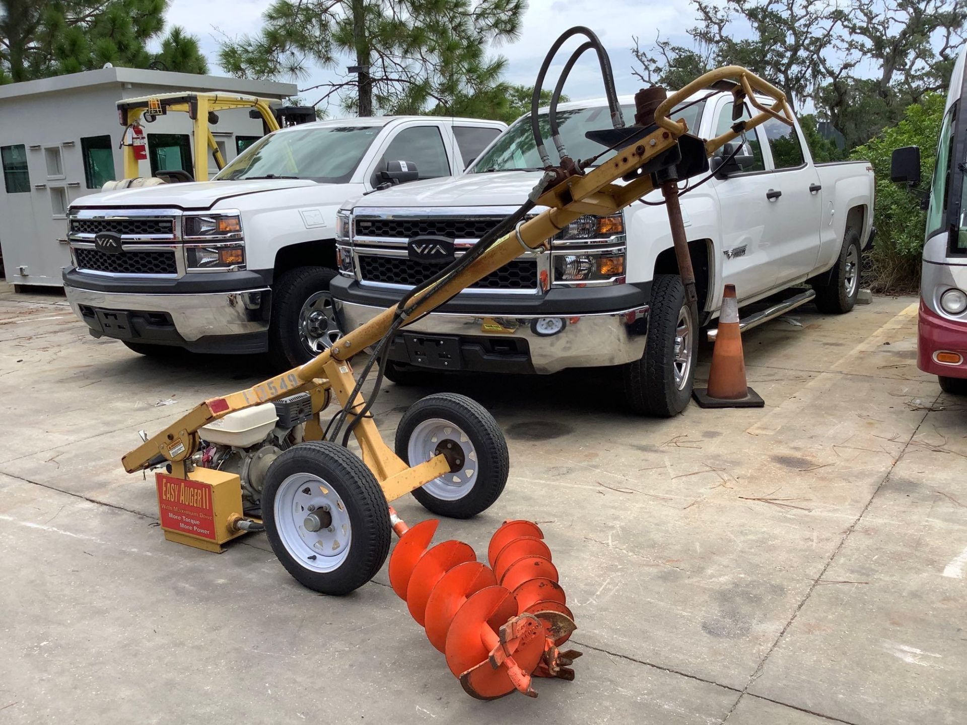 MACKISSIC EASY AUGER, TOW BEHIND, HONDA GX 270 MOTOR, GAS POWERED, ( 2 ) AUGER BITS INCLUDED - Image 3 of 17