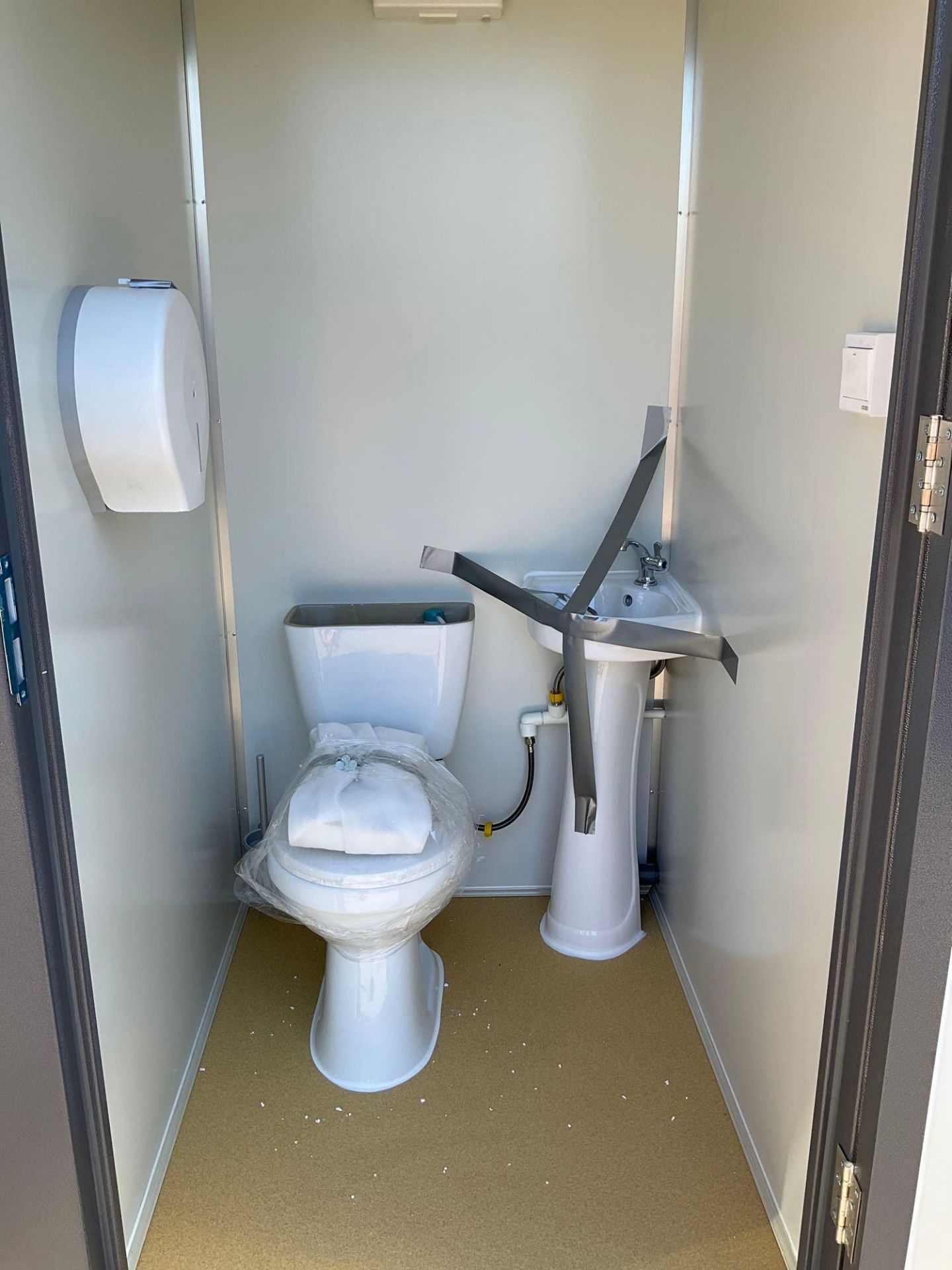 UNUSED PORTABLE DOUBLE BATHROOM UNIT, 2 STALLS, ELECTRIC & PLUMBING HOOK UP WITH EXTERIOR PLUMBING C - Image 15 of 16