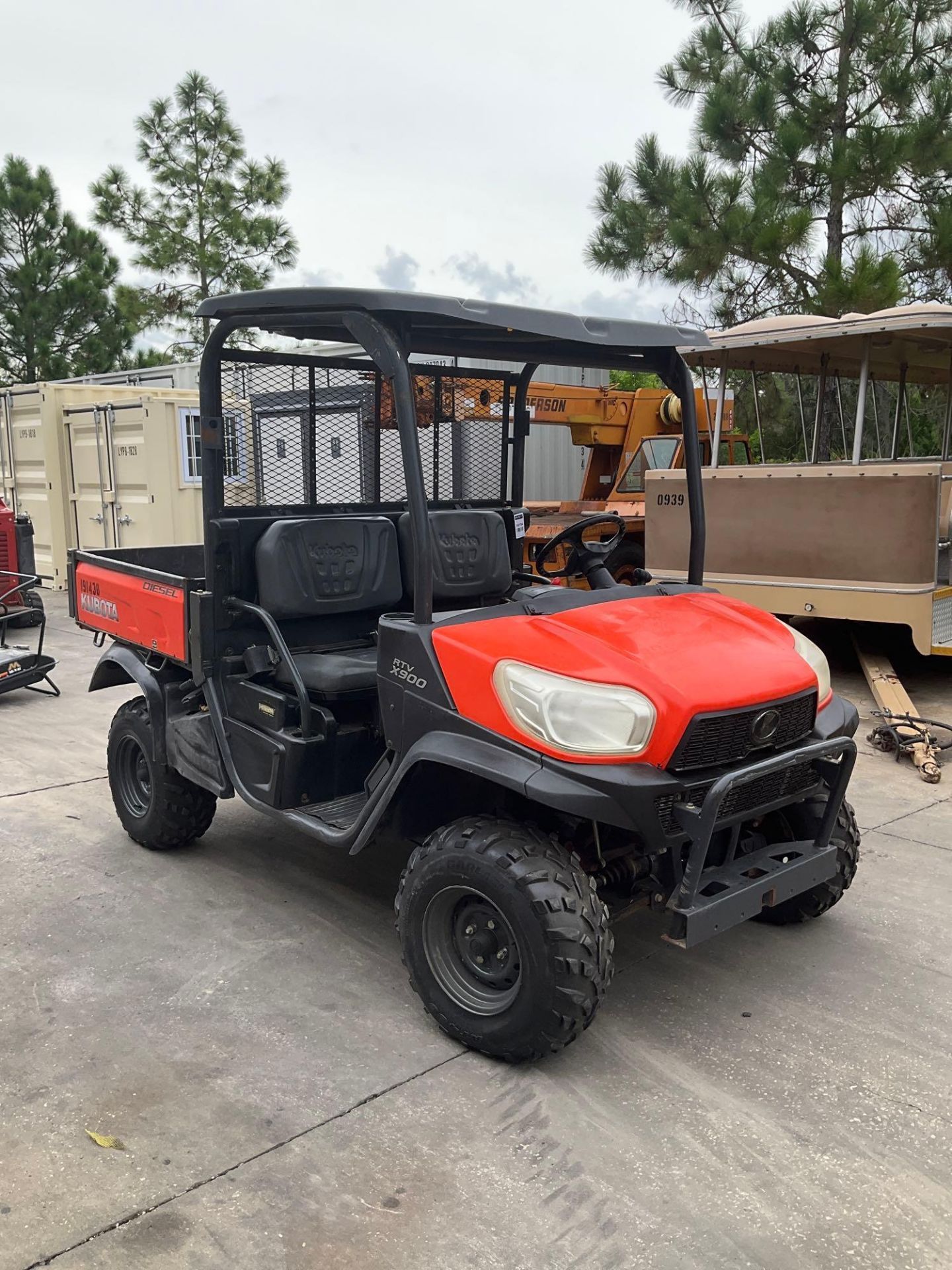 KUBOTA RTV-X900 UTV , DIESEL, 4WD, MANUAL DUMP BED, HITCH, DID NOT START- TURNS OVER SOUNDS LIKE IT - Image 7 of 13