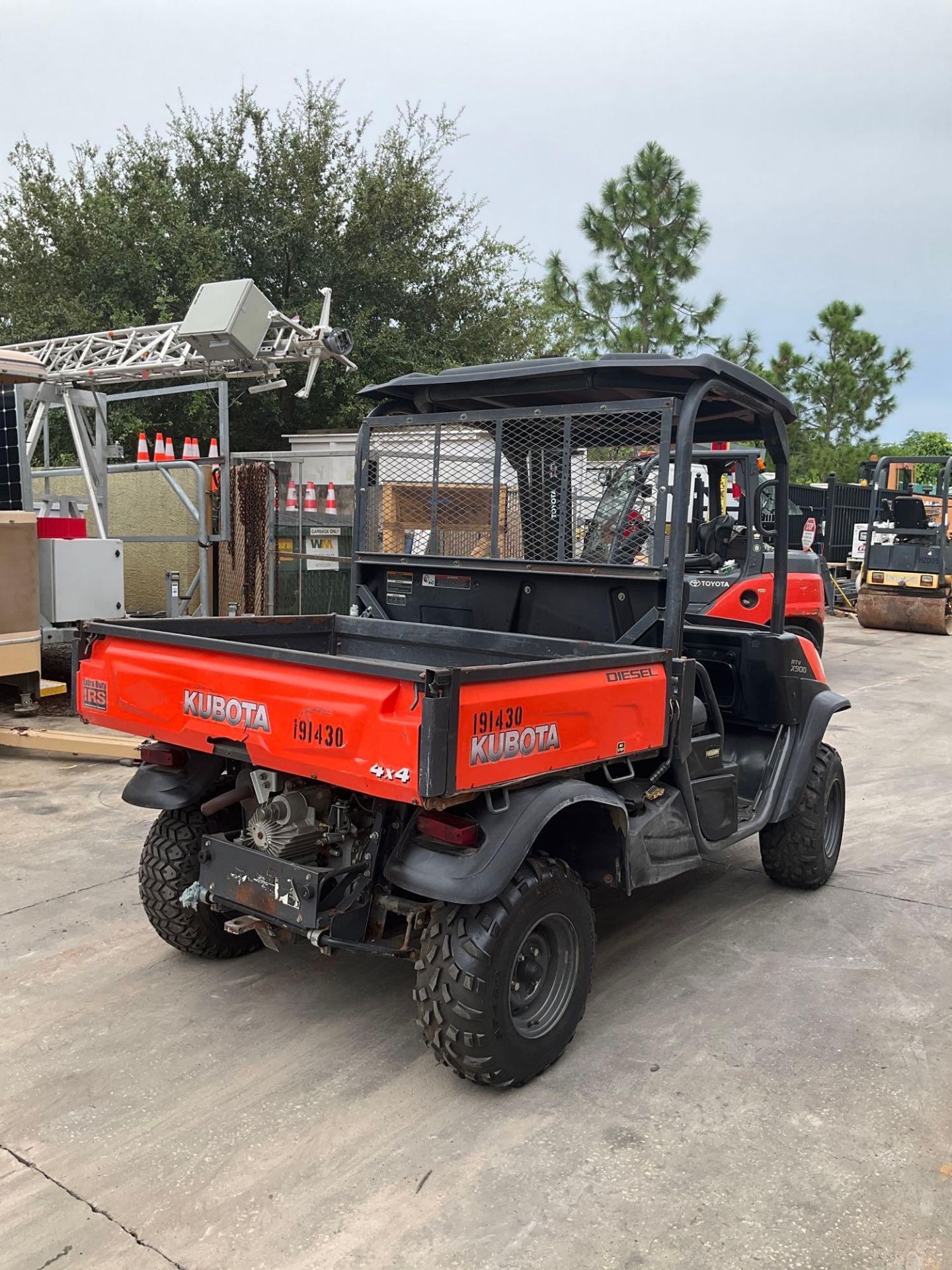 KUBOTA RTV-X900 UTV , DIESEL, 4WD, MANUAL DUMP BED, HITCH, DID NOT START- TURNS OVER SOUNDS LIKE IT - Image 5 of 13