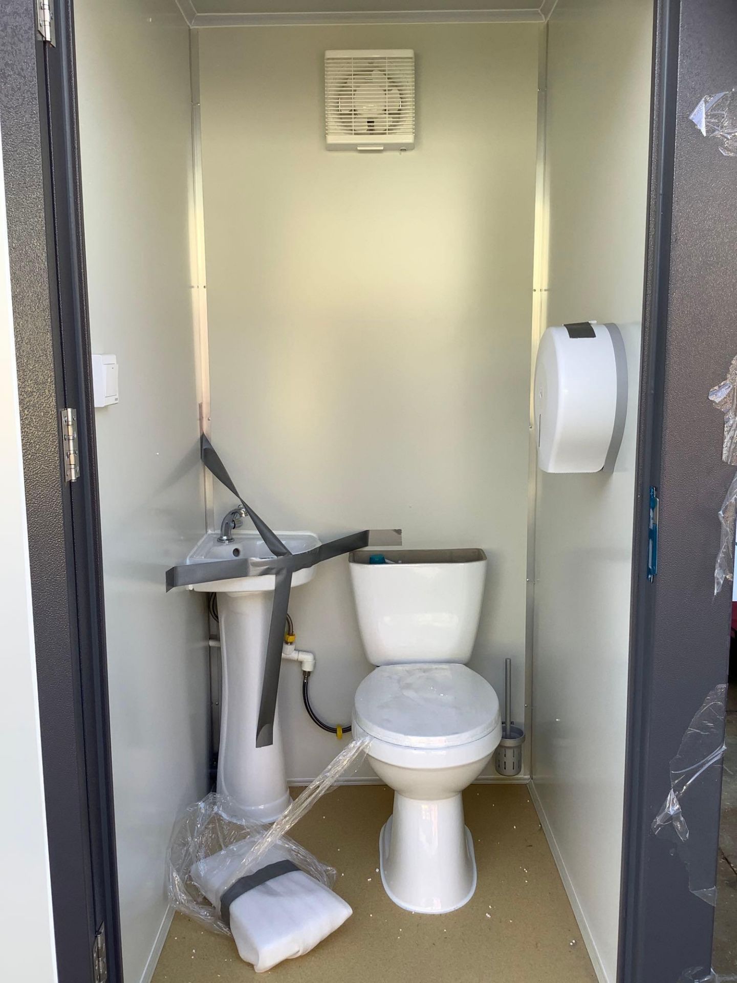 UNUSED PORTABLE DOUBLE BATHROOM UNIT, 2 STALLS, ELECTRIC & PLUMBING HOOK UP WITH EXTERIOR PLUMBING C - Image 8 of 13