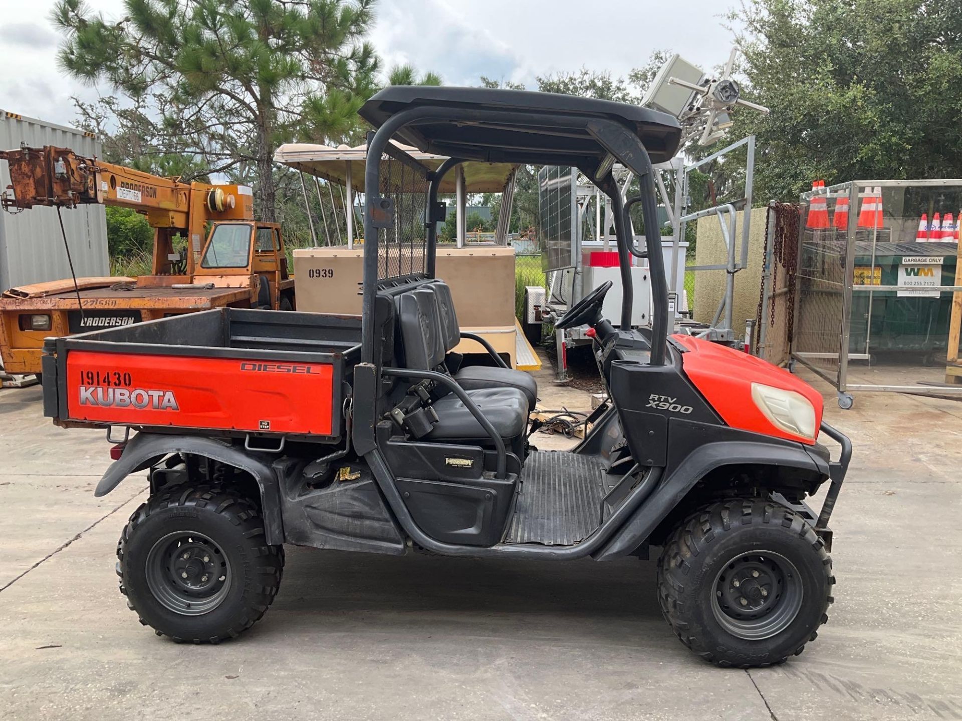 KUBOTA RTV-X900 UTV , DIESEL, 4WD, MANUAL DUMP BED, HITCH, DID NOT START- TURNS OVER SOUNDS LIKE IT - Image 6 of 13