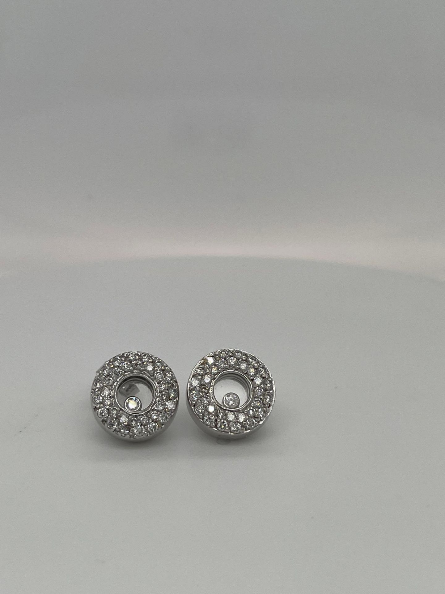 18KT WHITE GOLD CIRCLE DIAMOND EARRINGS .80CT PAVE DIAMONDS/ .80CT 18KT WHITE GOLD NECKLACE .80CT DI - Image 2 of 10
