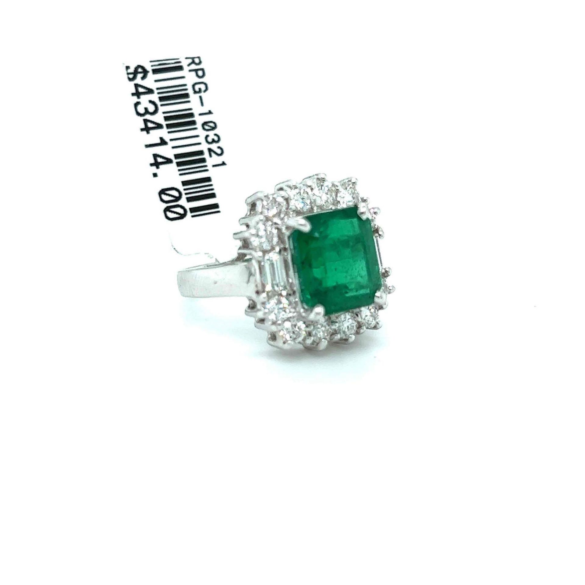 4.40CT NATURAL EMERALD AND 1.22CT DIAMOND RING 18K WHITE GOLD - Image 2 of 3