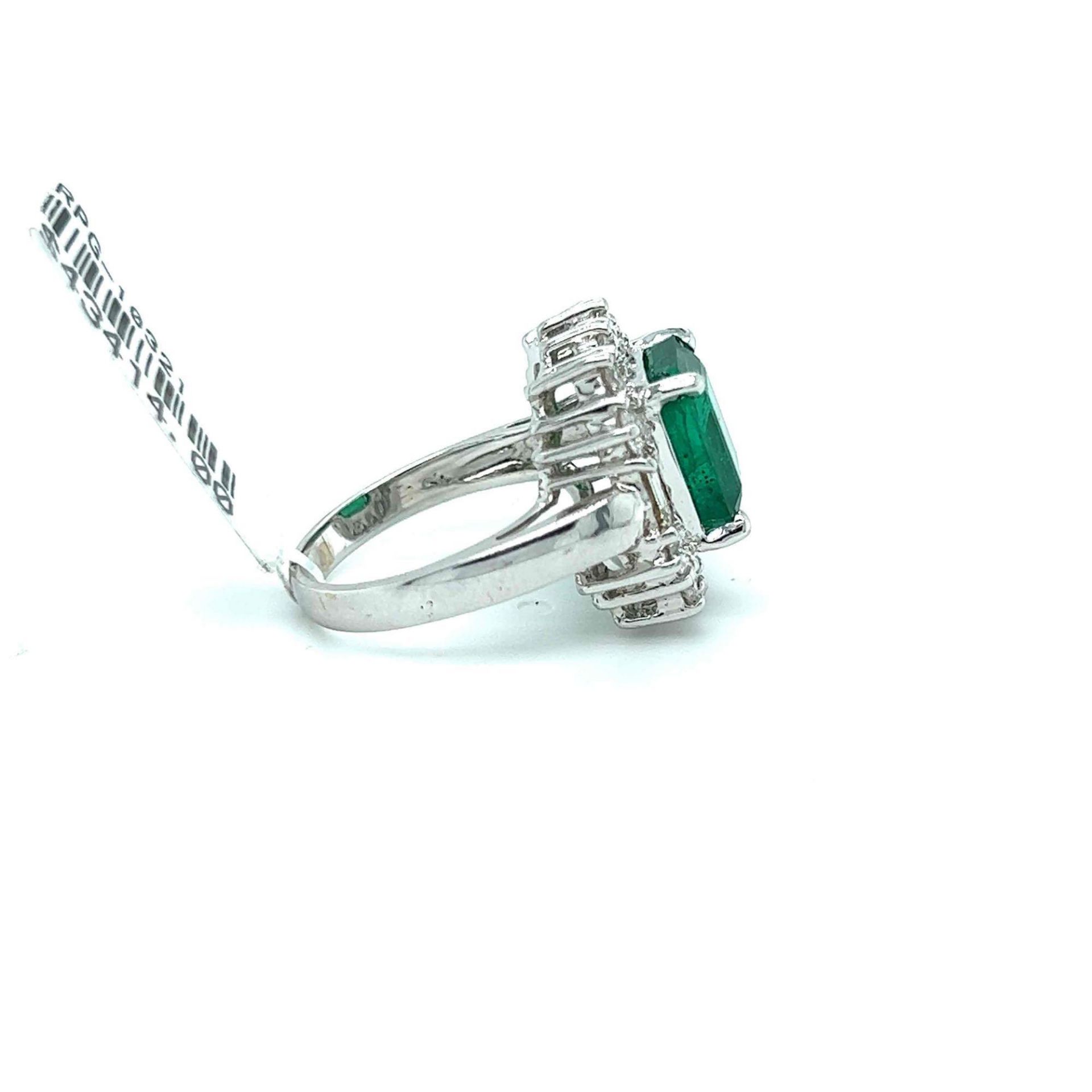 4.40CT NATURAL EMERALD AND 1.22CT DIAMOND RING 18K WHITE GOLD - Image 3 of 3