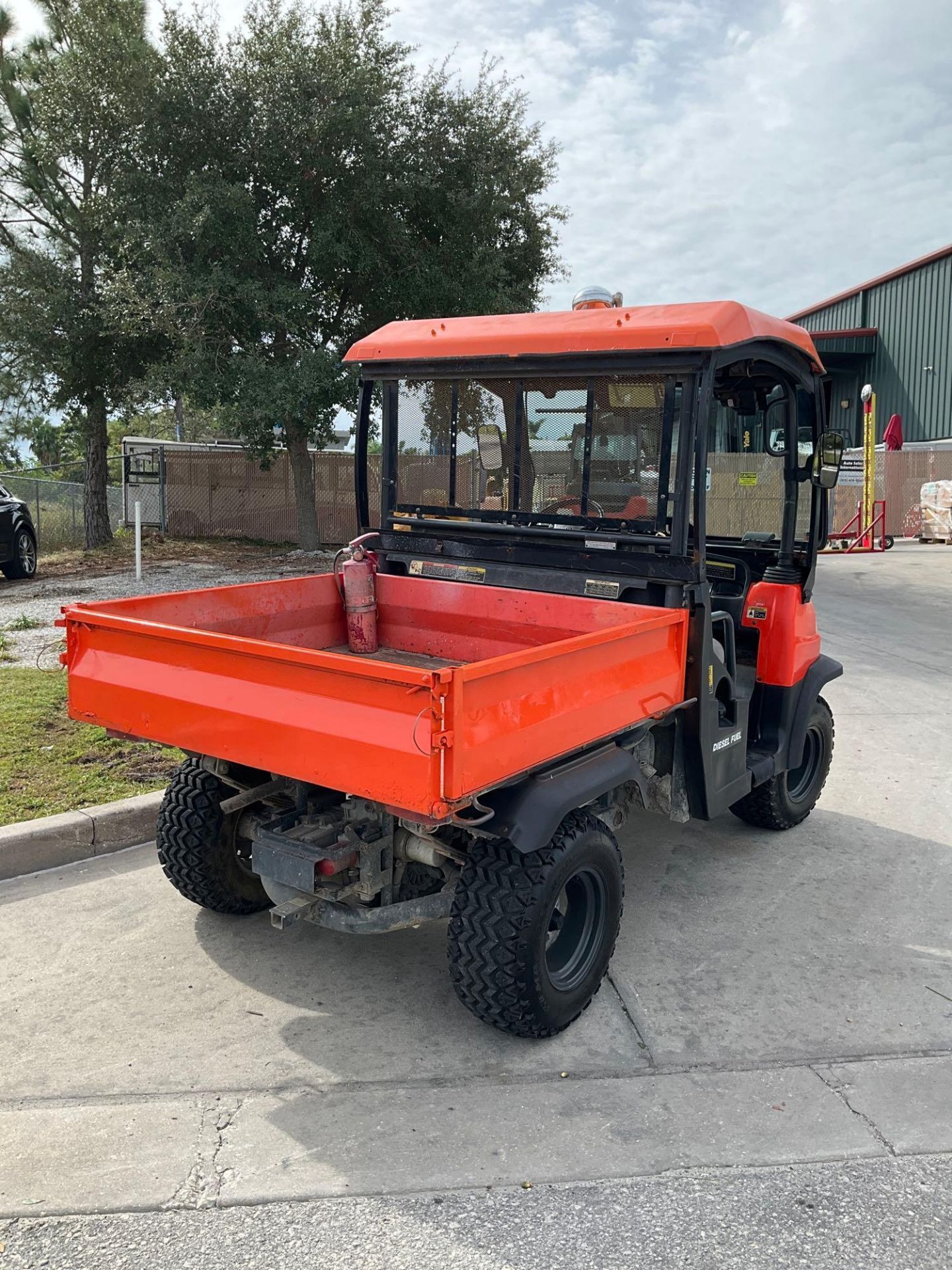 KUBOTA RTV900 UTV, DIESEL , 4WD, HITCH ON BACK, MANUAL DUMP BED, BILL OF SALE ONLY,  RUNS AND OPERAT - Image 6 of 13