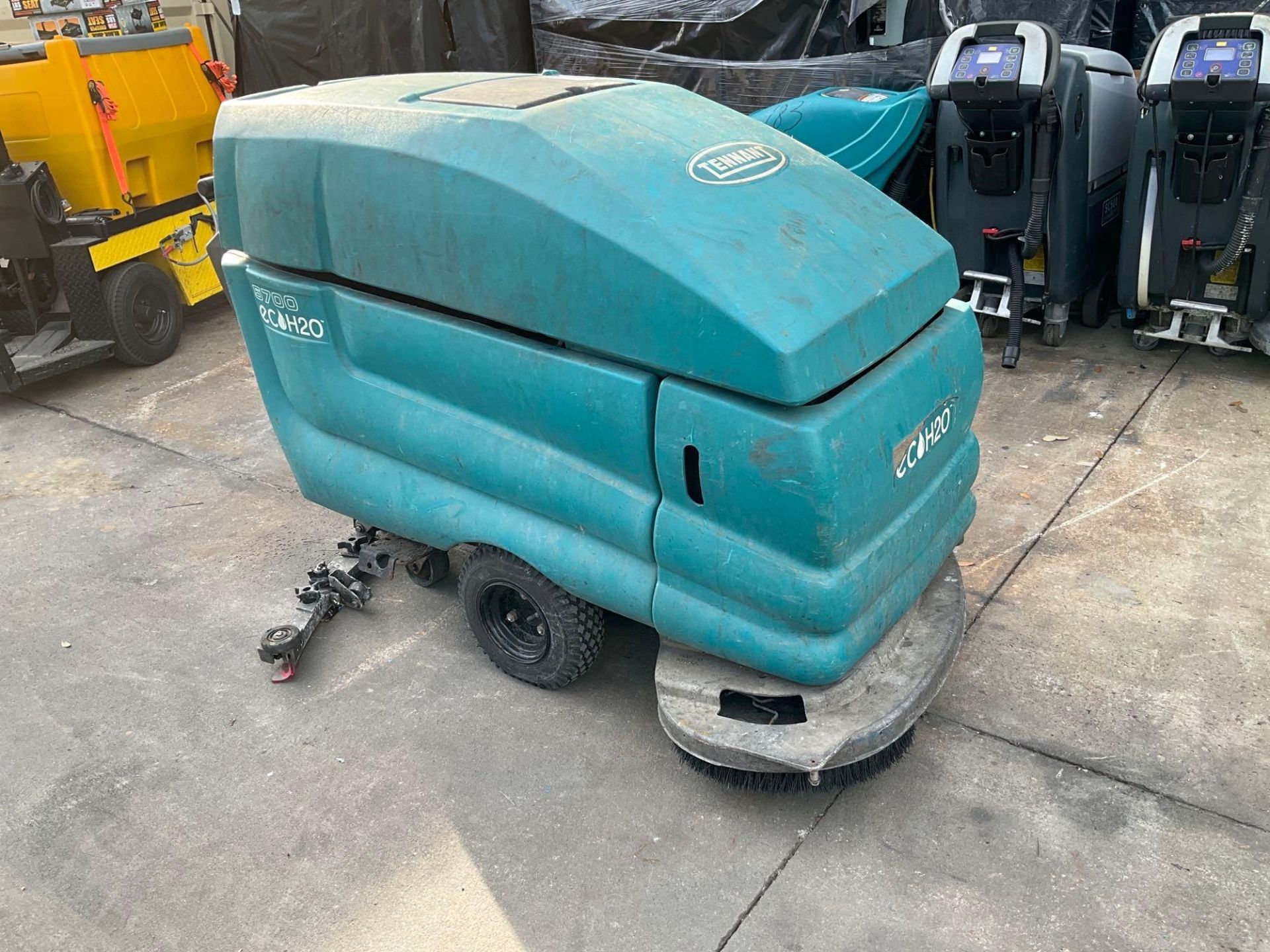 TENNANT ECH20 WALK BEHIND FLOOR SCRUBBER MODEL 5700, ELECTRIC, APPROX 36 DC VOLTS, APPROX 1800 W, AP - Image 9 of 12