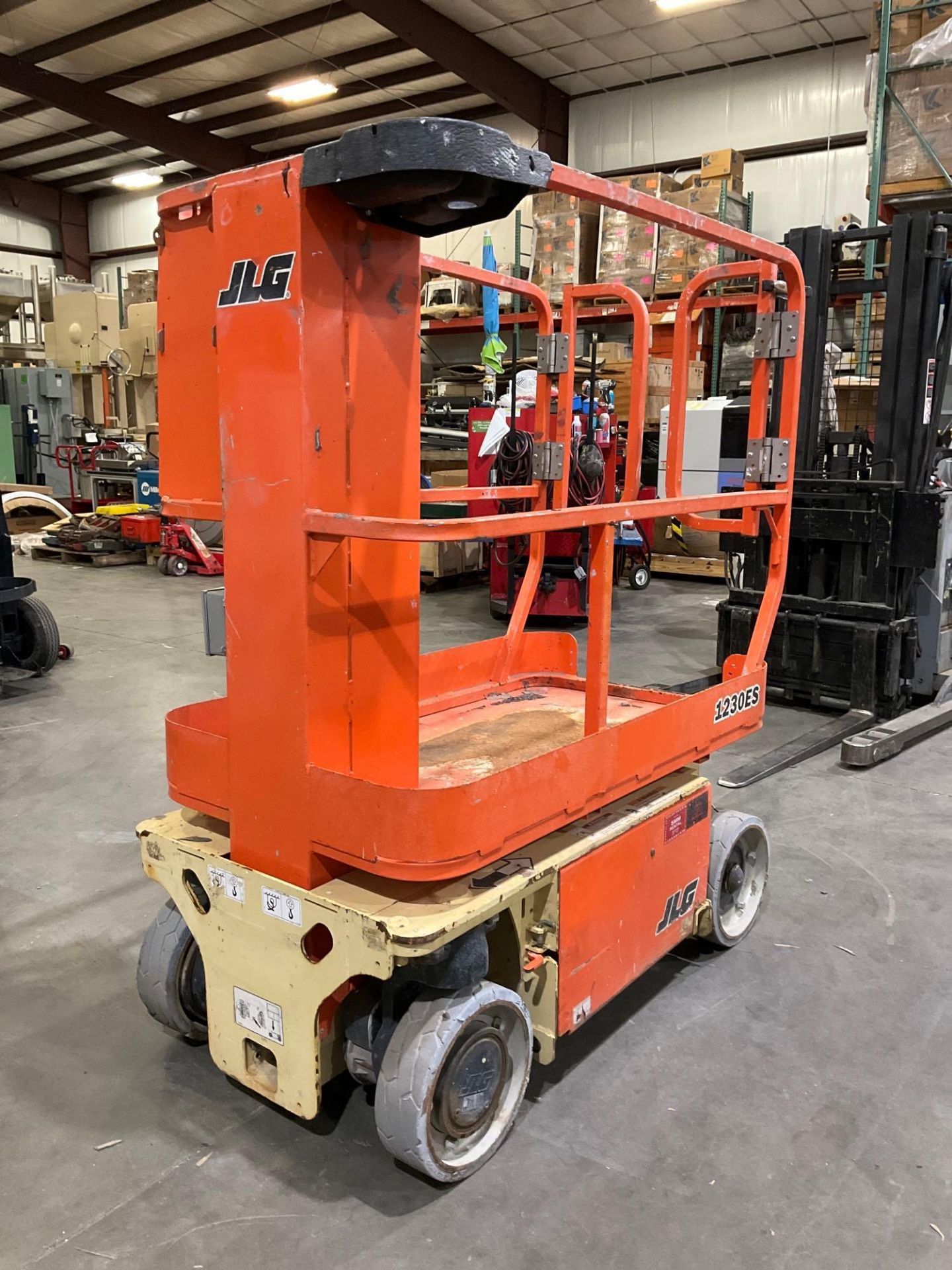 JLG MANLIFT MODEL 1230ES, ELECTRIC, APPROX MAX PLATFORM HEIGHT 12FT, NON MARKING TIRES, BUILT IN BAT - Image 3 of 12
