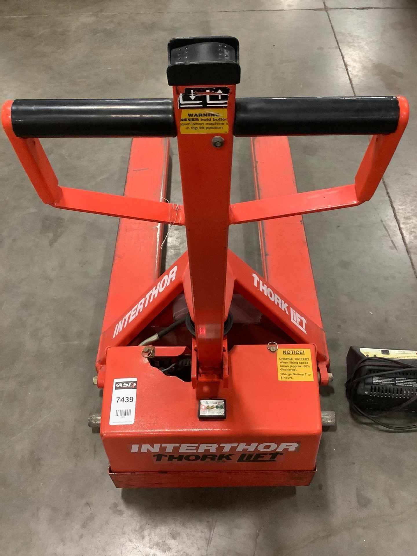 INTERTHOR THORK LIFT PALLET JACK MODEL EHL1000/3, ELECTRIC, 12 VOLTS, APPROX MAX CAPACITY 2200LBS, M - Image 11 of 12