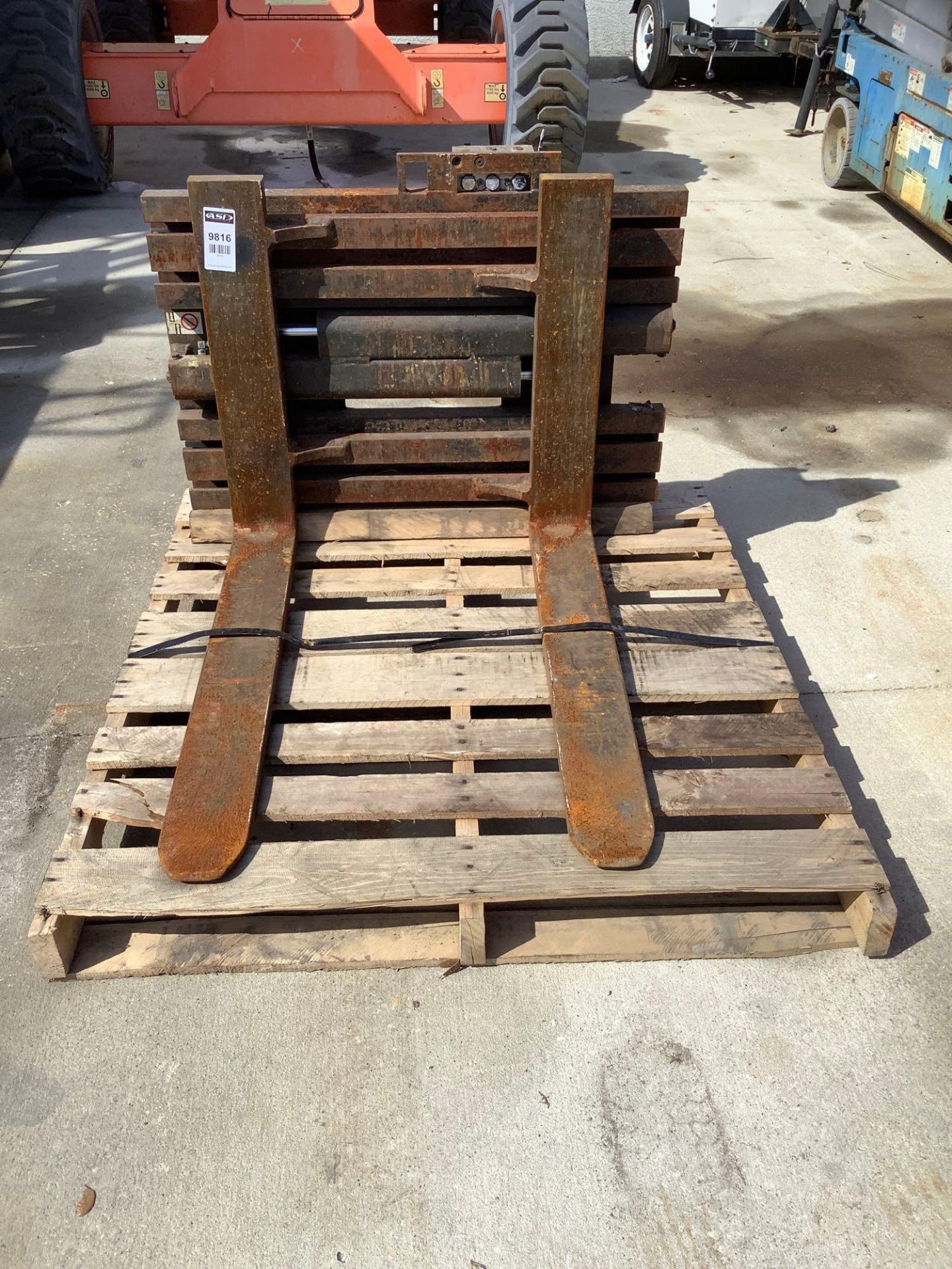 RIGHTLINE ATTACHMENT, APPROX CAPACITY 3500, APPROX 37” WIDE , APPROX 36” FORKS - Image 2 of 6