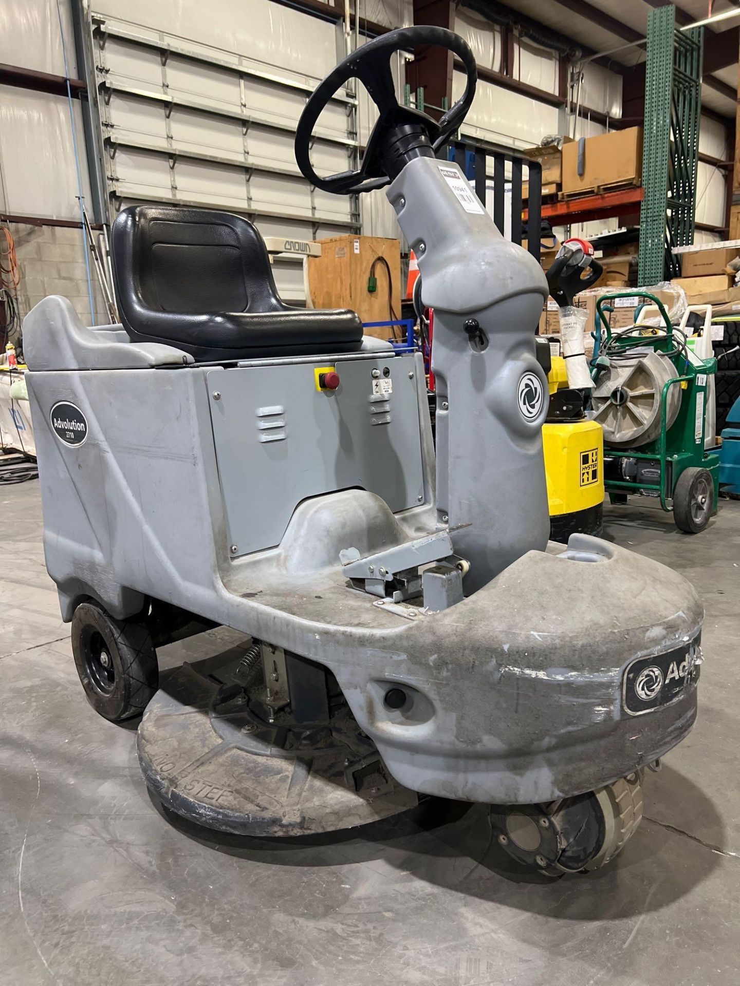 NILFISK ADVANCE RIDE ON FLOOR BURNISHER MODEL ADVOLUTION 2710, ELECTRIC, 36 VOLTS, CONDITION UNKNOW - Image 3 of 10