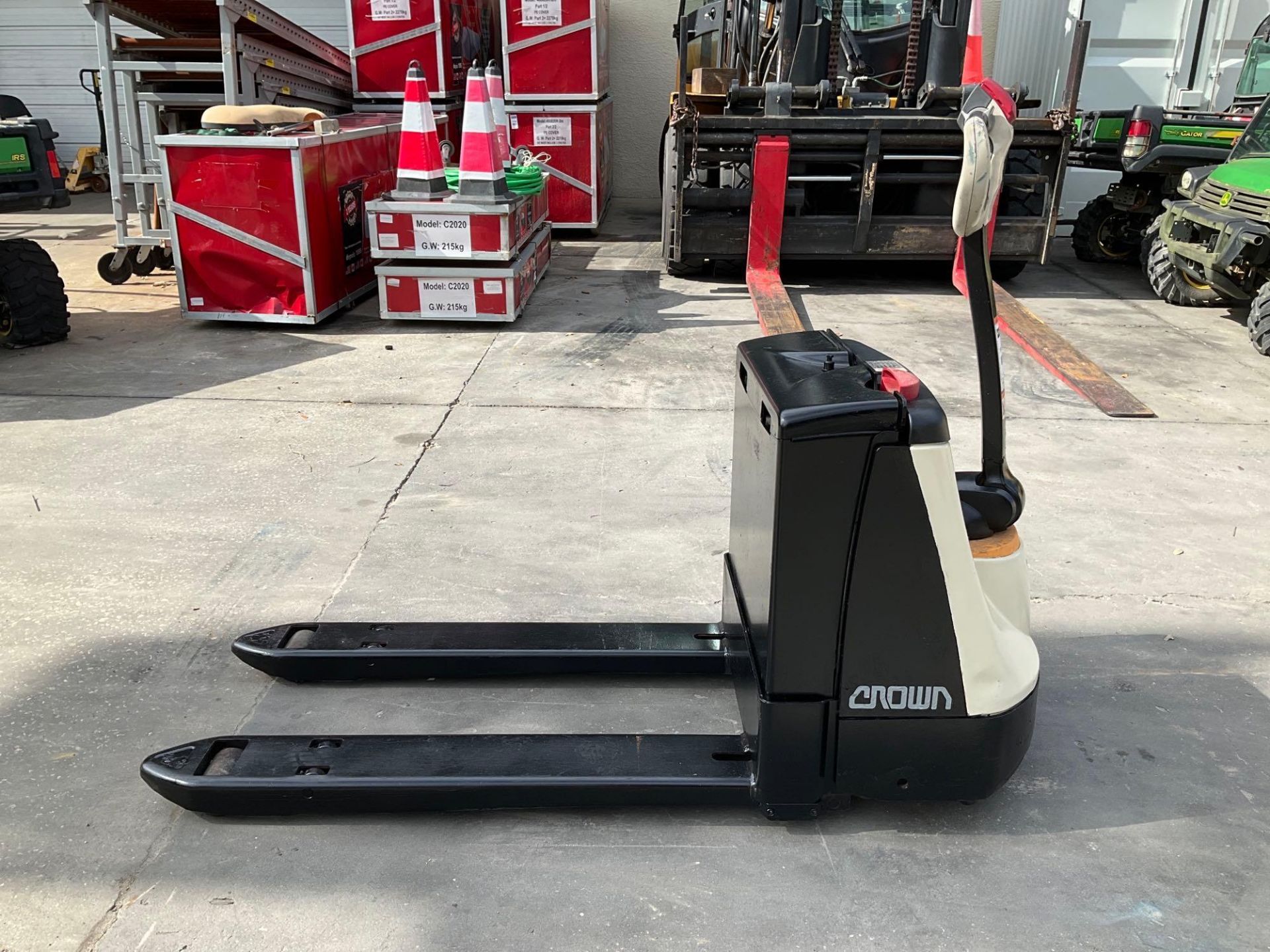 CROWN 3000 SERIES PALLET JACK MODEL WP3035-45, ELECTRIC, APPROX 24 VOLTS, APPROX MAX CAPACITY 4500LB - Image 6 of 10