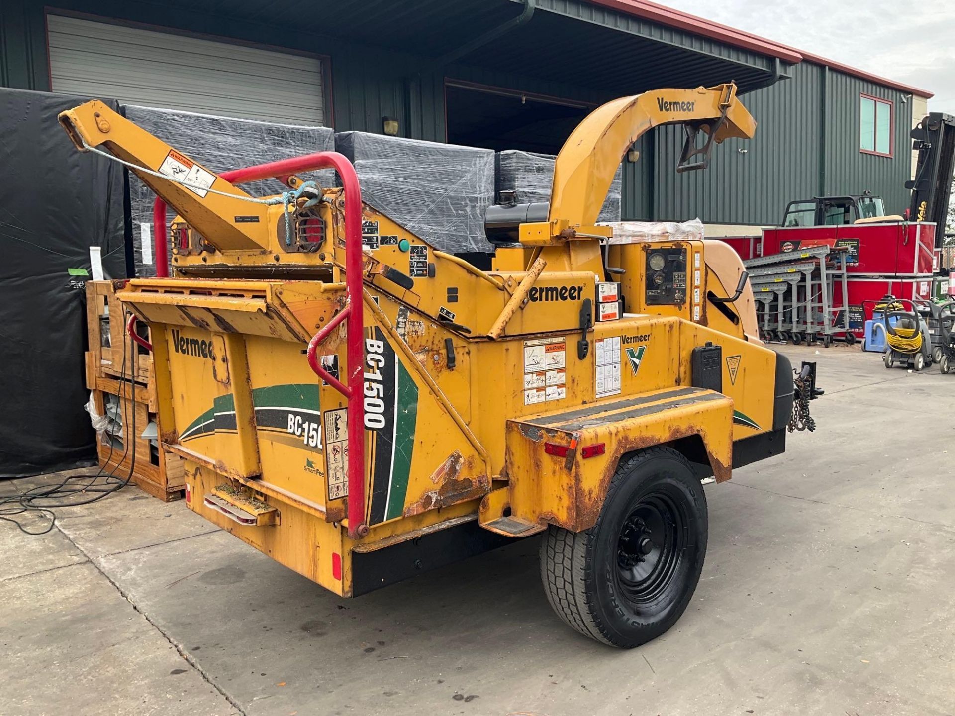 VERMEER BC1500 BRUSH CHIPPER, DIESEL, JOHN DEERE ENGINE, TRAILER MOUNTED, RUNS AND OPERATES