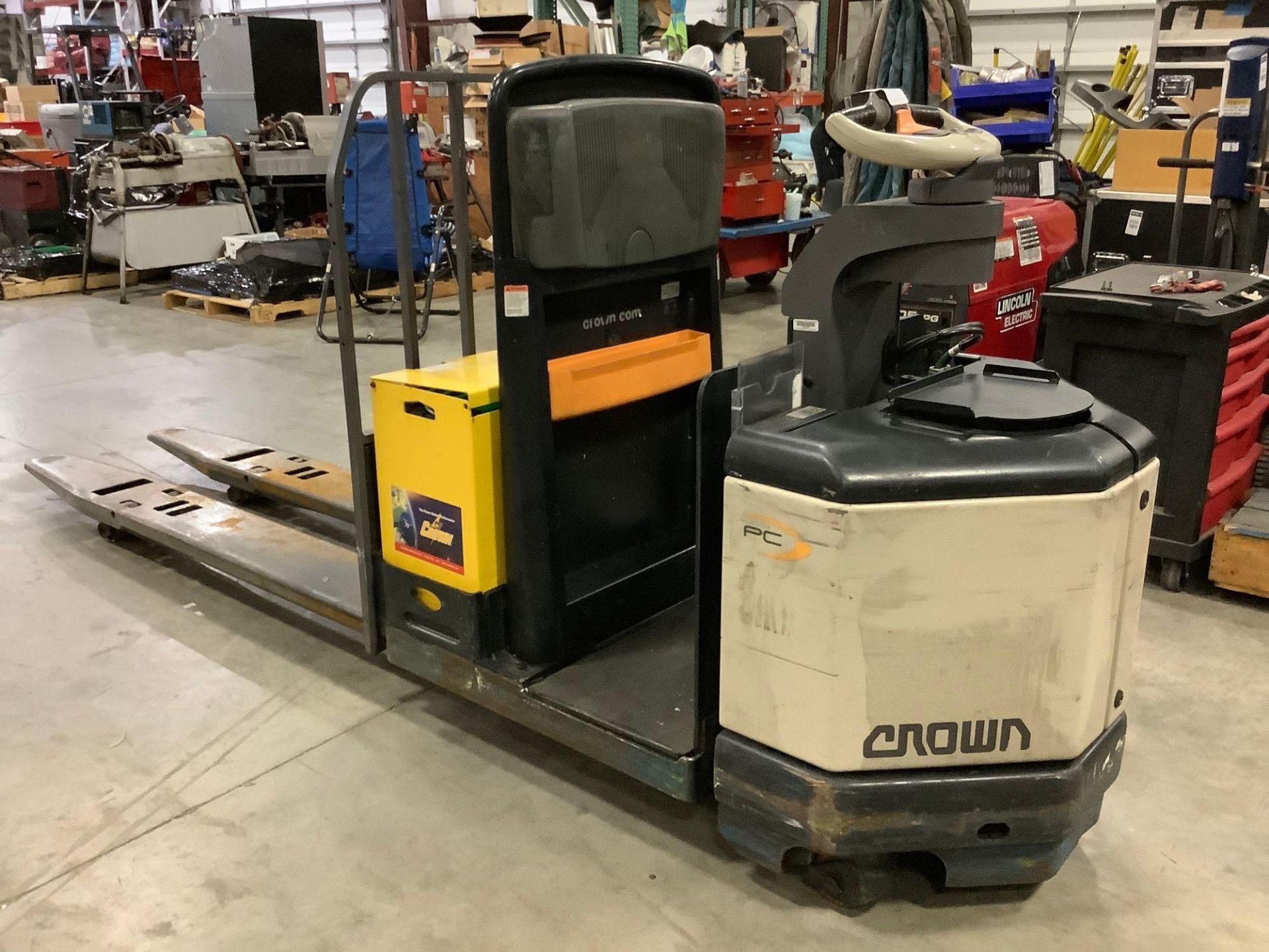 CROWN PC 4500 SERIES PALLET JACK, ELECTRIC, APPROX MAX CAPACITY 6000, 24 VOLTS, FORKS APPROX 7FT LON - Image 5 of 17