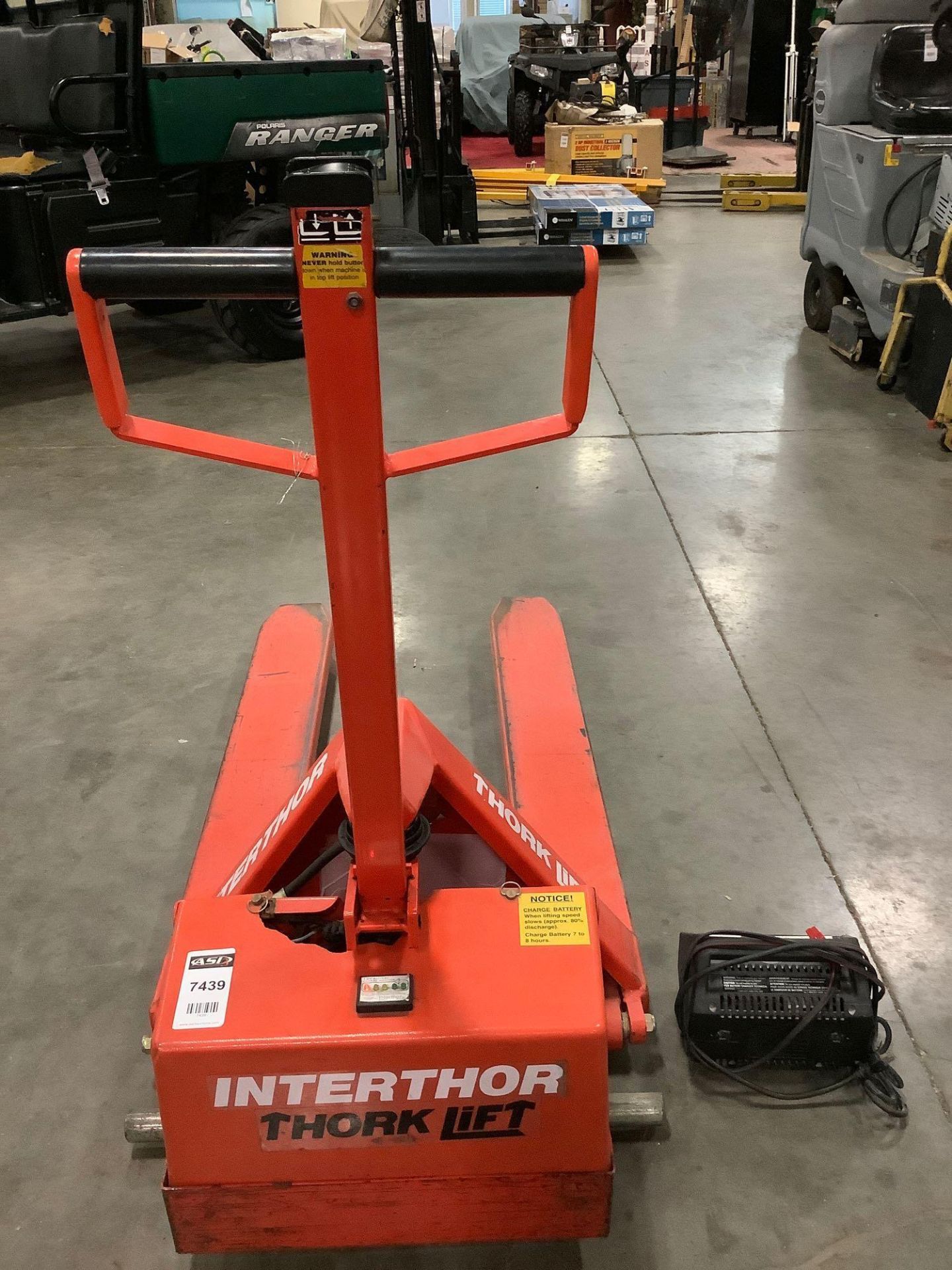 INTERTHOR THORK LIFT PALLET JACK MODEL EHL1000/3, ELECTRIC, 12 VOLTS, APPROX MAX CAPACITY 2200LBS, M - Image 7 of 12