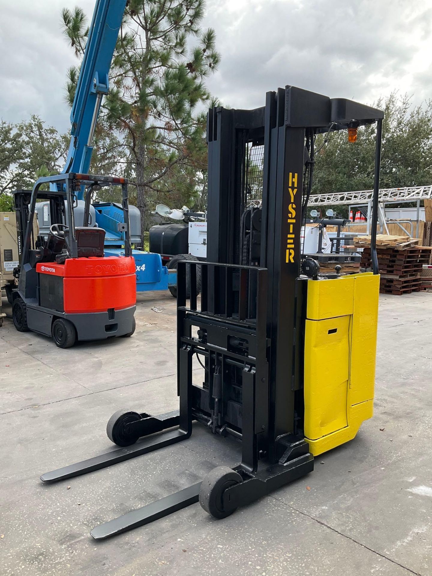 HYSTER FORKLIFT MODEL N40ER, ELECTRIC, APPROX MAX CAPACITY 4000LBS, APPROX MAX HEIGHT 213in, TILT, S